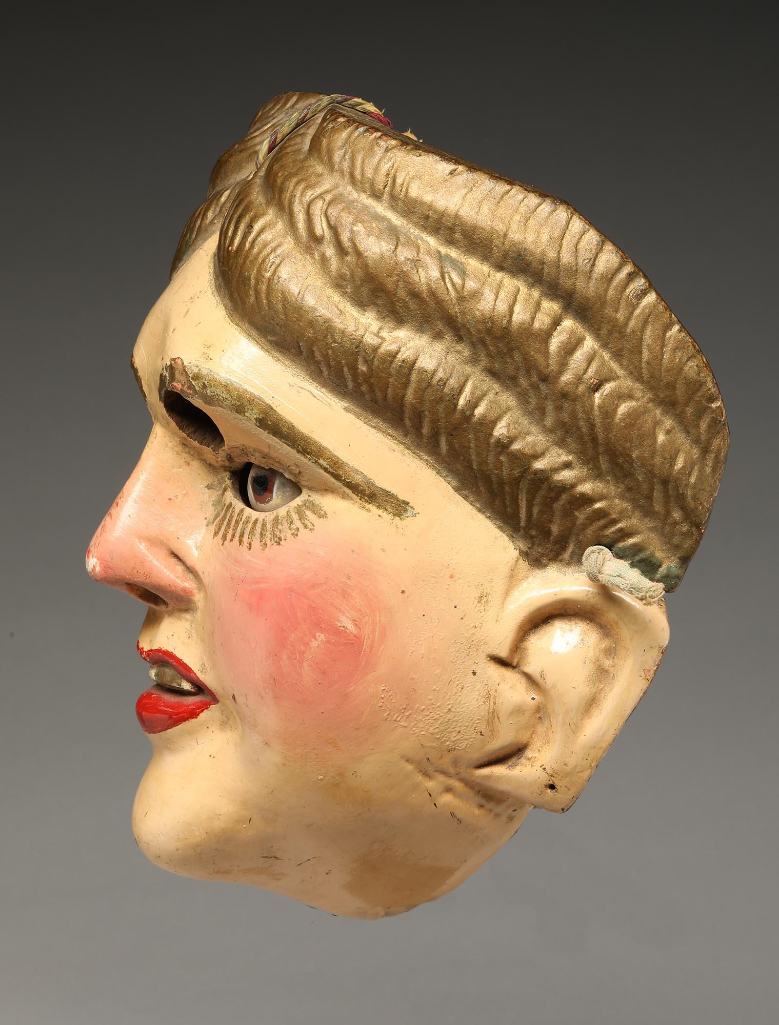 Guatemaltekische Tänze Maske hübsche weibliche Figur frühes 20. Jahrhundert Gold (Handgeschnitzt) im Angebot