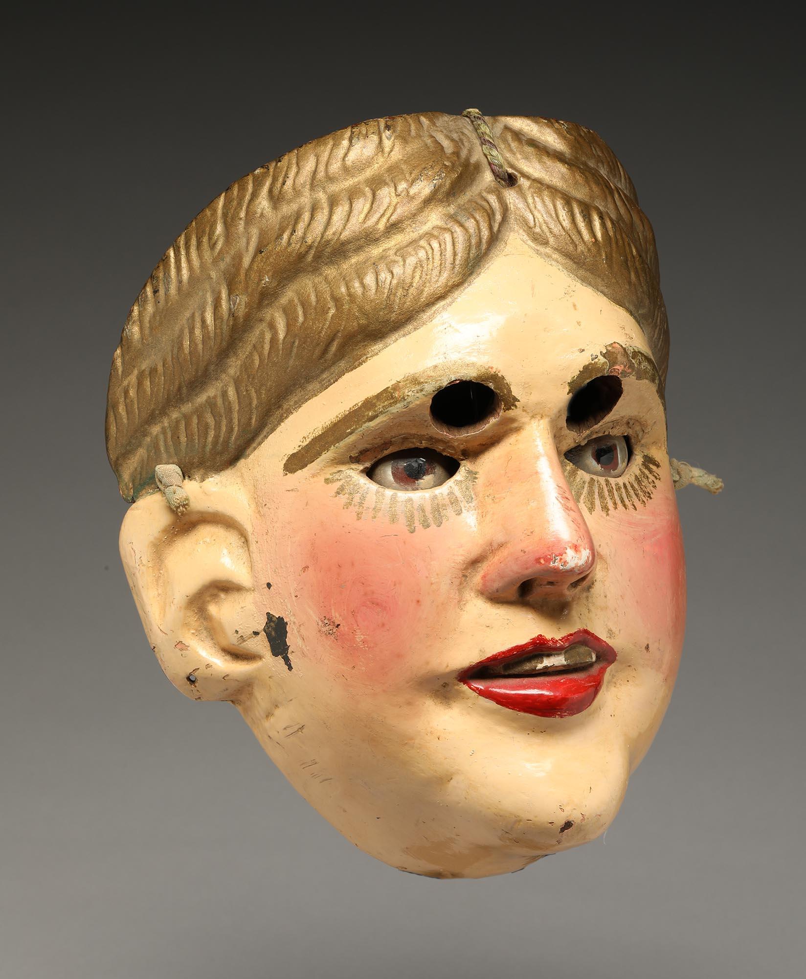 Guatemaltekische Tänze Maske hübsche weibliche Figur frühes 20. Jahrhundert Gold im Zustand „Relativ gut“ im Angebot in Point Richmond, CA