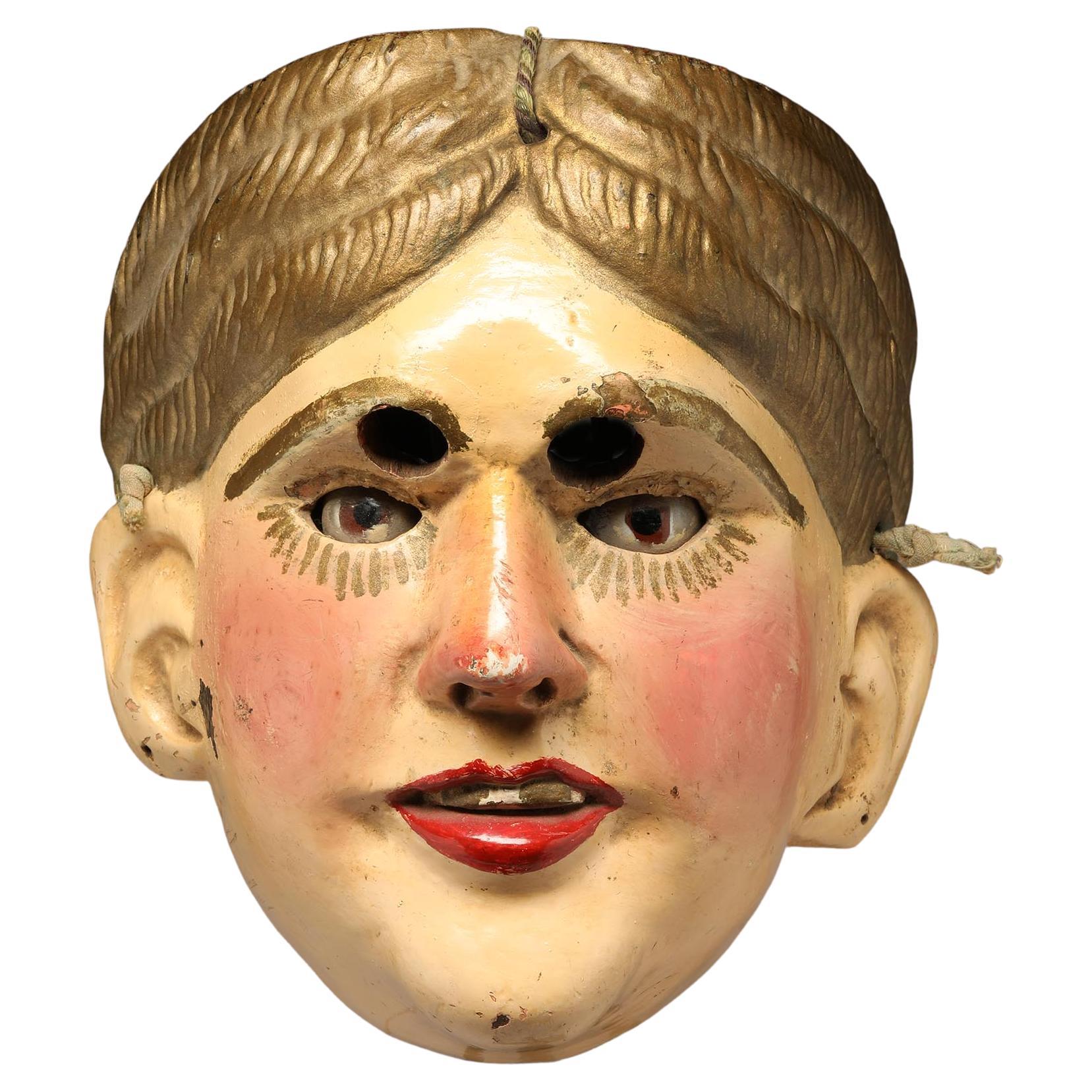 Guatemaltekische Tänze Maske hübsche weibliche Figur frühes 20. Jahrhundert Gold im Angebot