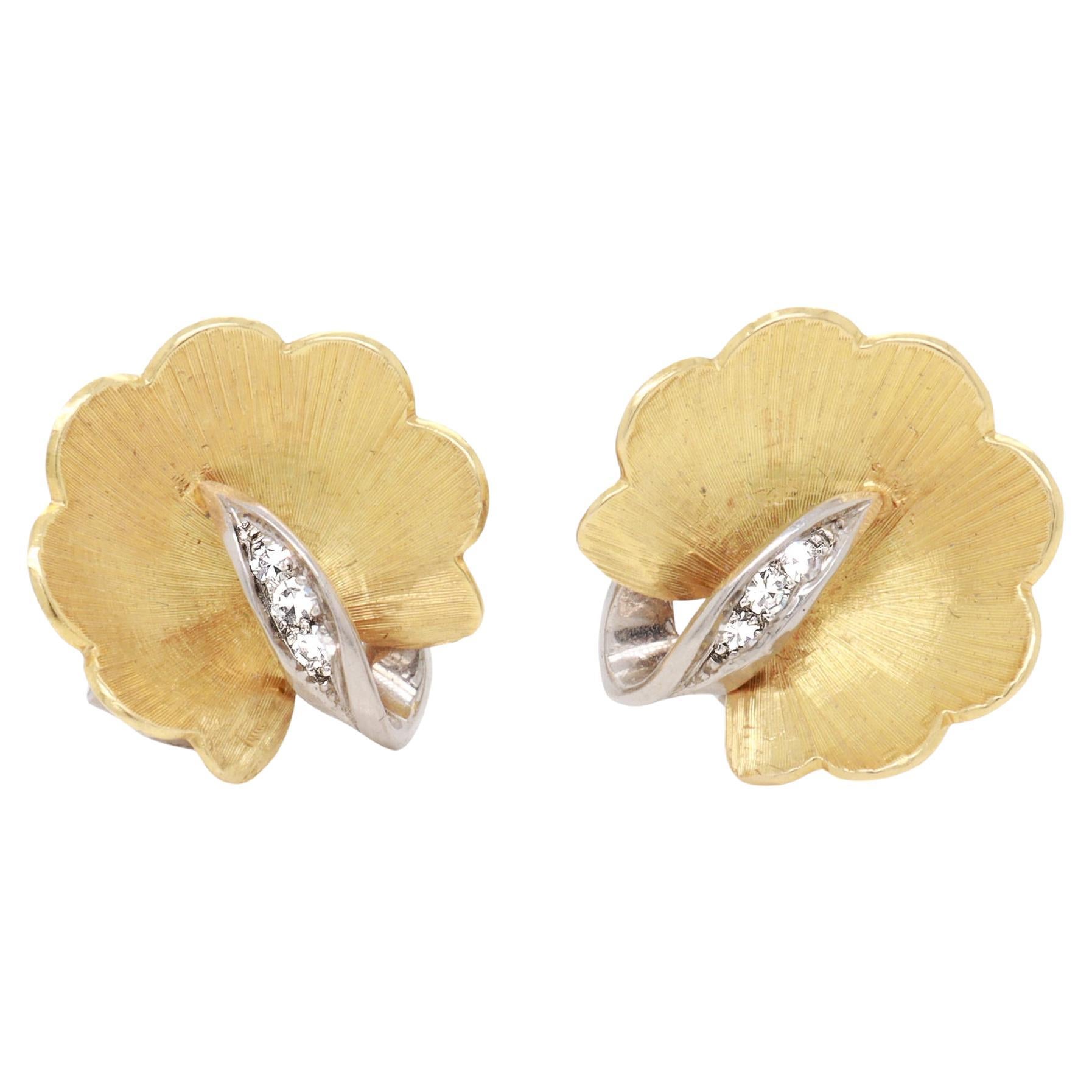 Vintage Gübelin 18K Gold & Diamant florale Clip-Ohrringe im Angebot