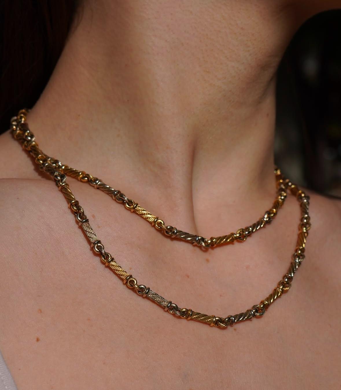 Ce collier vintage, fabriqué dans les années 1960 par le célèbre fabricant suisse Eleg, présente un mélange intemporel d'élégance et de savoir-faire. Mesurant 89,5 cm de long et pesant 74,4 grammes, le collier est constitué d'une combinaison d'or