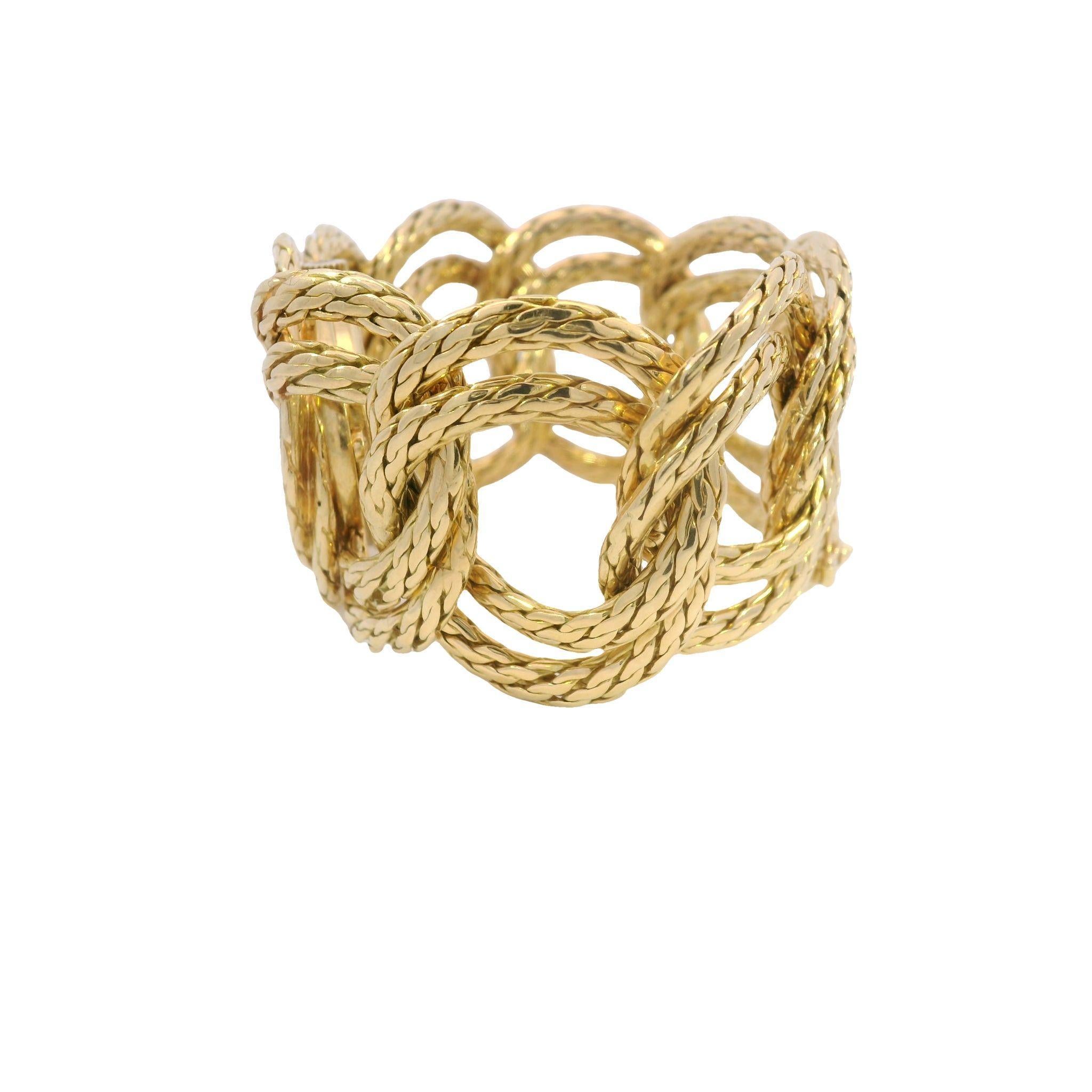 Gubelin Large Link Statement Wristwatch in 18K Yellow Gold

The Gubelin Large Link Statement Wristwatch is a luxurious blend of functionality and artistry, made entirely in 18k yellow gold. This exquisite timepiece features an oval-shaped face with