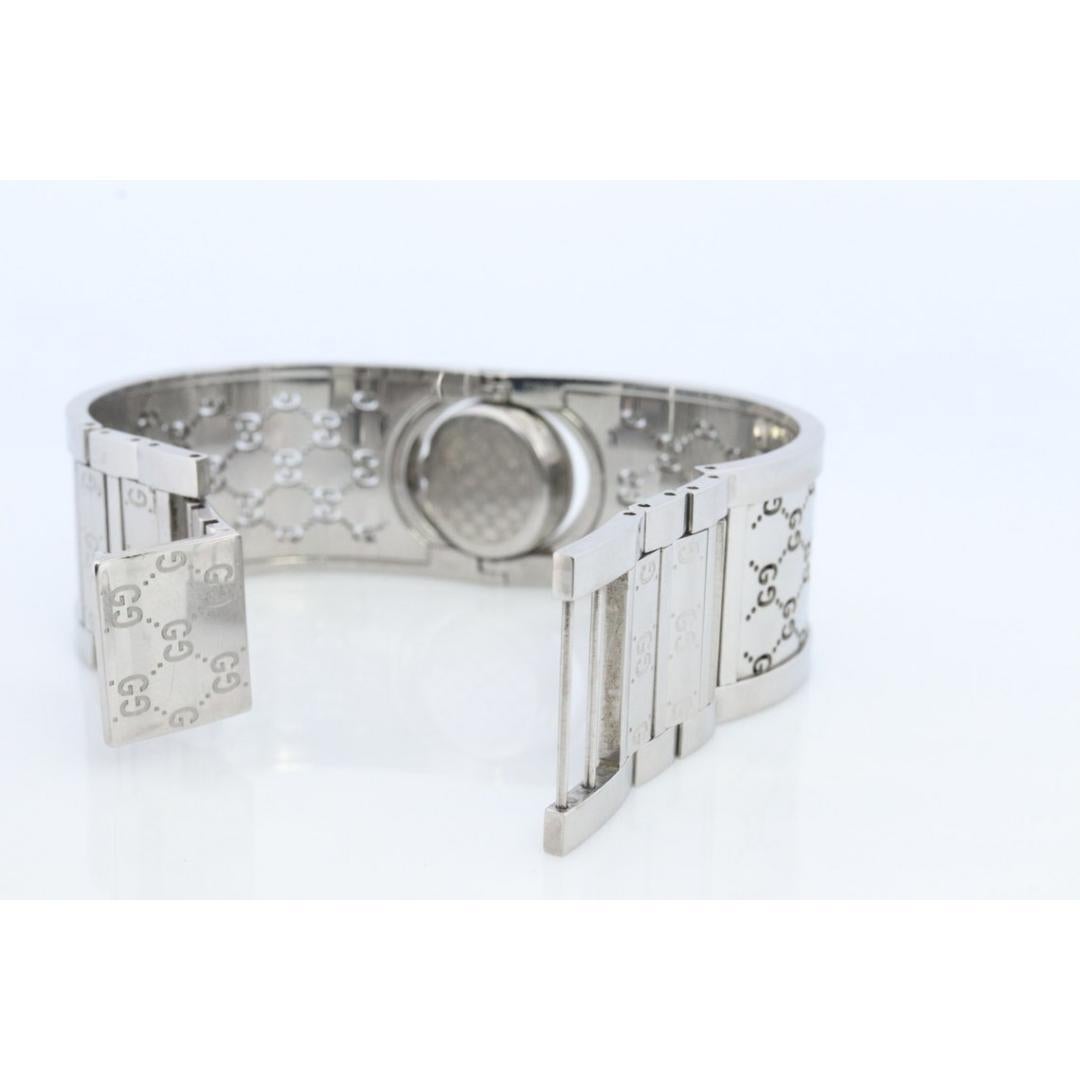Vintage By
Band MATERIAL: Leder, Silber
MATERIALIEN: Silber
Stromversorgung: Batterie

Ablesung: Analog

Schöne Vintage Silver Tone Gucci Uhr.

Perlmutt-Zifferblatt mit Diamanten

Modell 112 Breite Armspange Twirl

Diese sind für eine besondere Dame