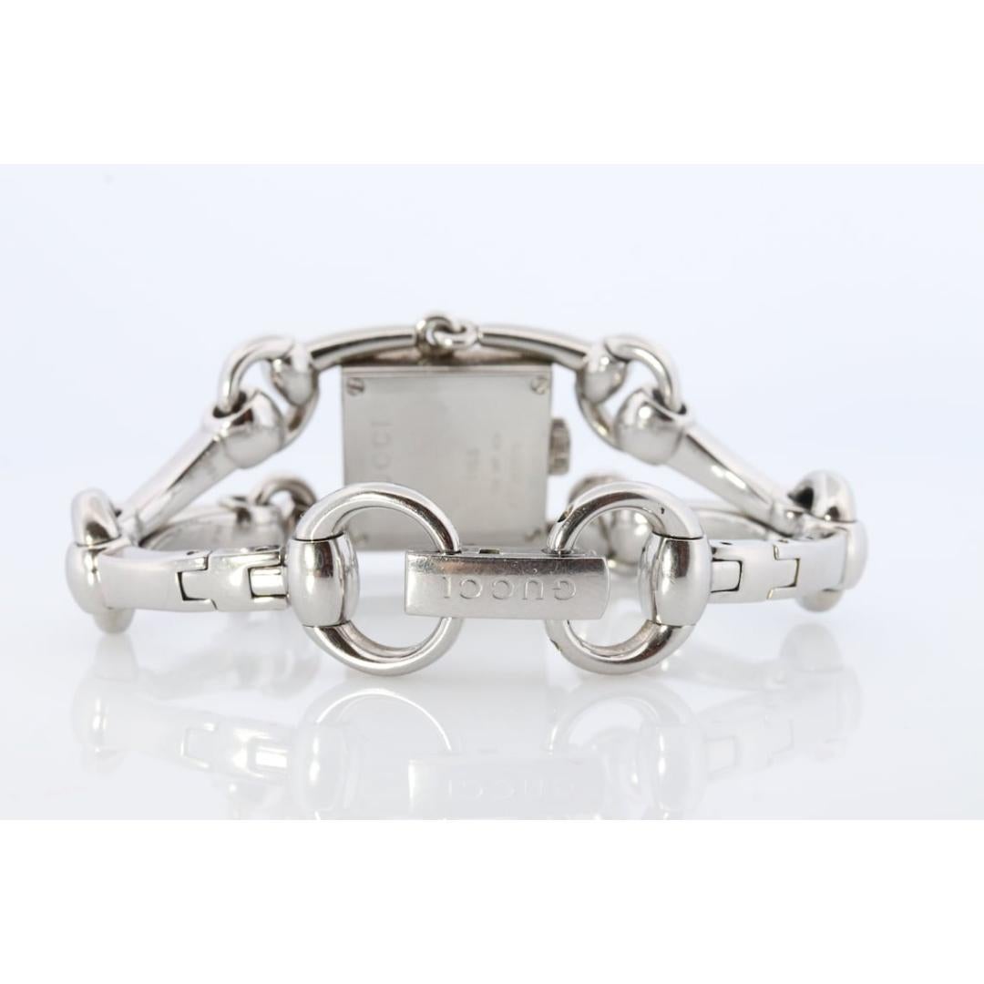 Vintage By
Band MATERIAL: Leder, Silber
MATERIALIEN: Silber
Stromversorgung: Batterie

Ablesung: Analog

Schöne Vintage Silver Tone Gucci Uhr.

Perlmutt-Zifferblatt mit Diamanten

Modell 116.5 Damen Signoria

Diese sind für eine besondere Dame