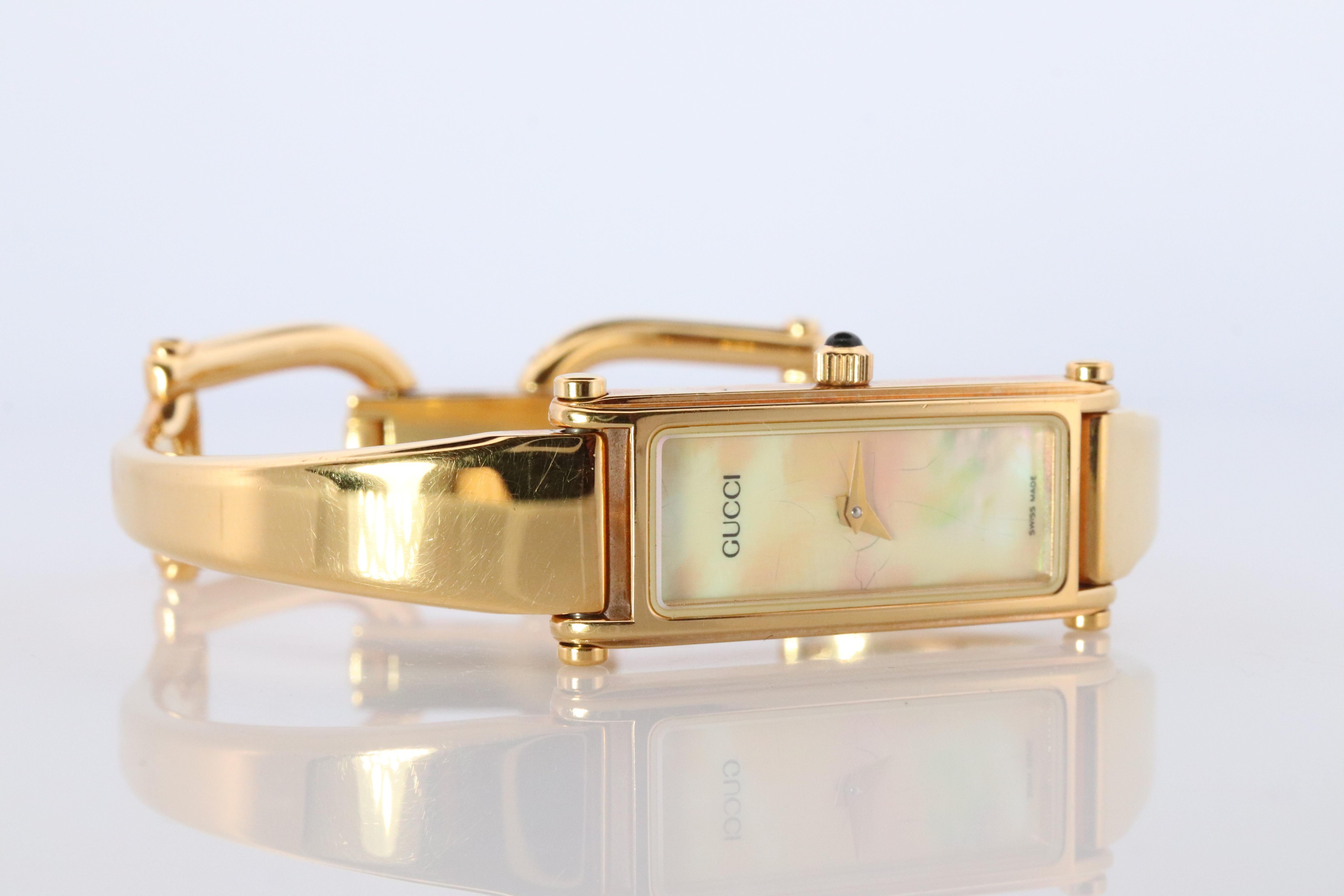 Precioso Reloj Gucci Vintage Tono Oro.

Esfera MOP poco común.

Modelo 1500 L Damas de los años 90.


Serán para una señora especial.

Estado: Se vende con caja y papeles originales. Excelente estado. Batería nueva instalada.