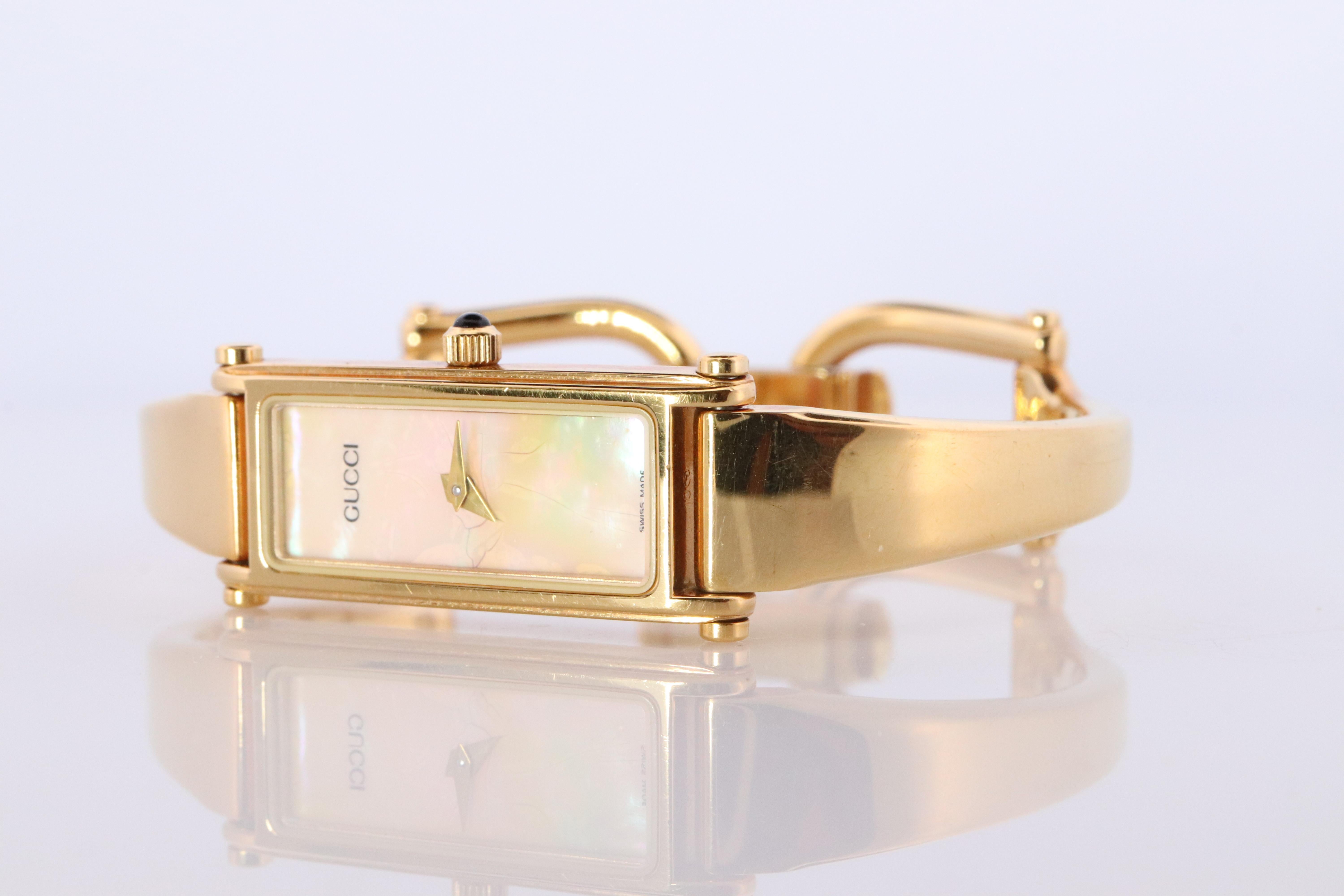 Reloj Vintage GUCCI 1500L Cuarzo Esfera MOP. Reloj de pulsera Gucci Gold Bangle en Bueno estado para la venta en Port Charlotte, FL