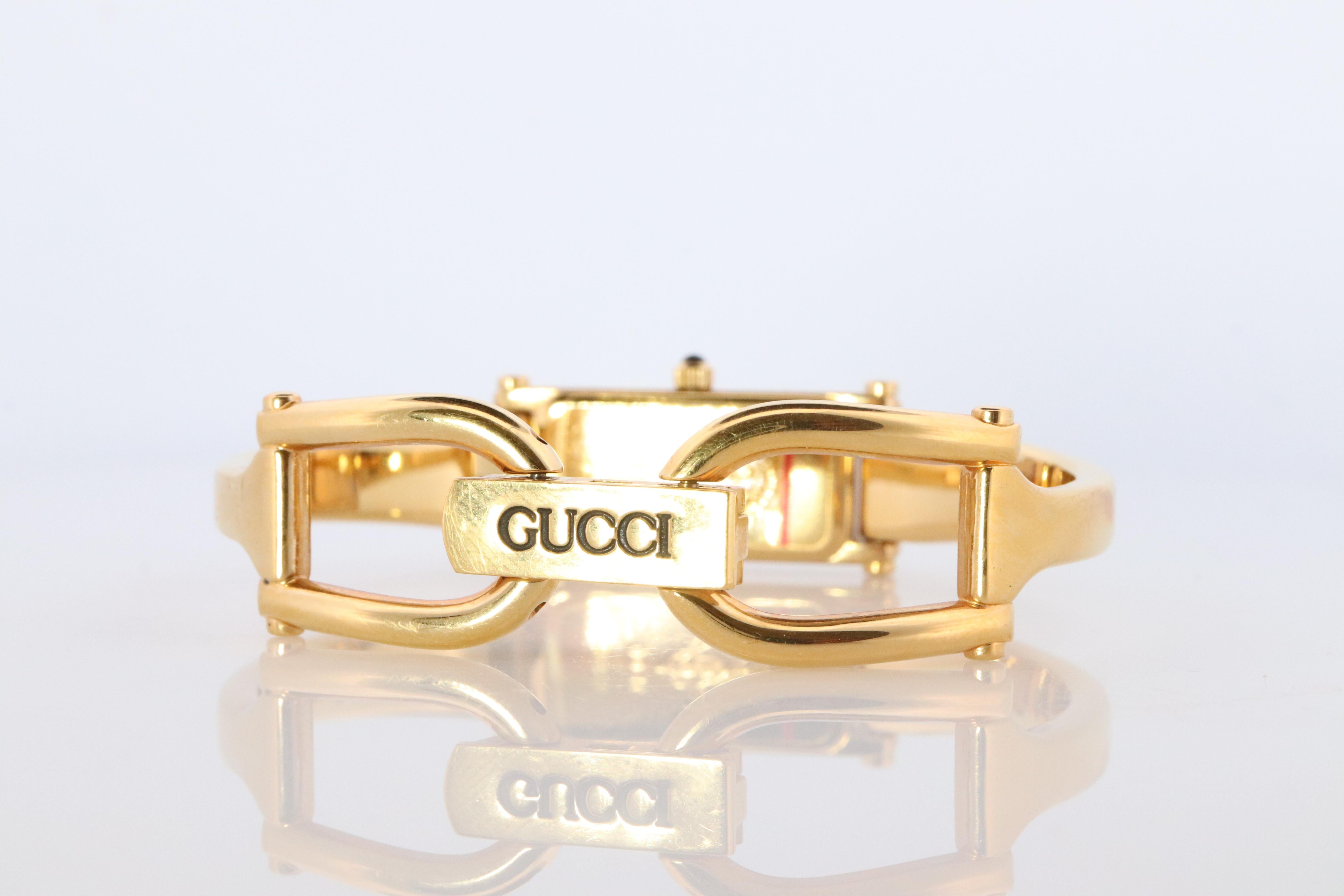 De las mujeres Reloj Vintage GUCCI 1500L Cuarzo Esfera MOP. Reloj de pulsera Gucci Gold Bangle en venta