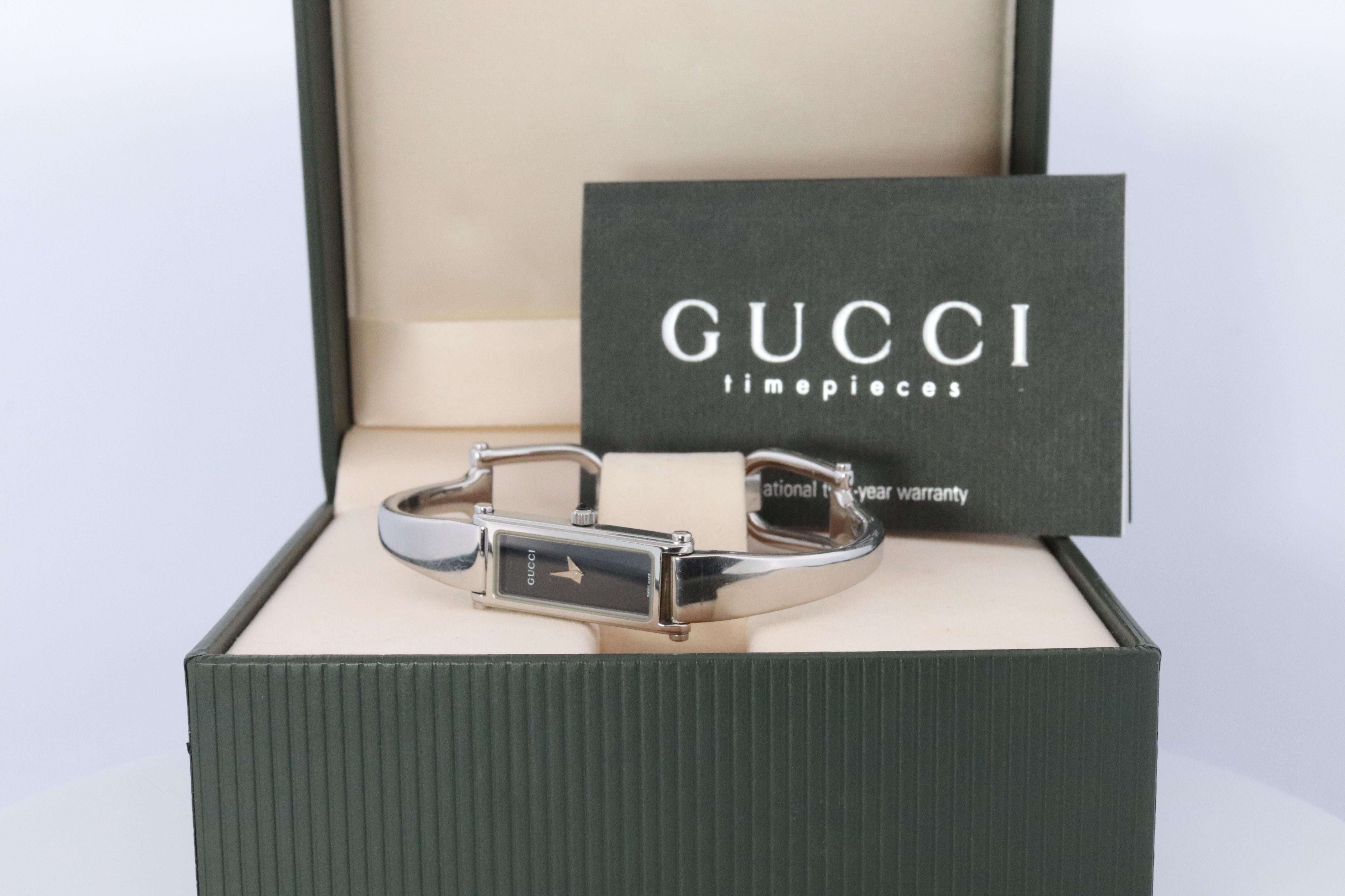Precioso reloj Gucci vintage en tono plateado.

Esfera negra.

Modelo 1500 L Damas de los años 90.


Serán para una señora especial.

Estado: Se vende con caja y papeles originales. Excelente estado. Batería nueva instalada.