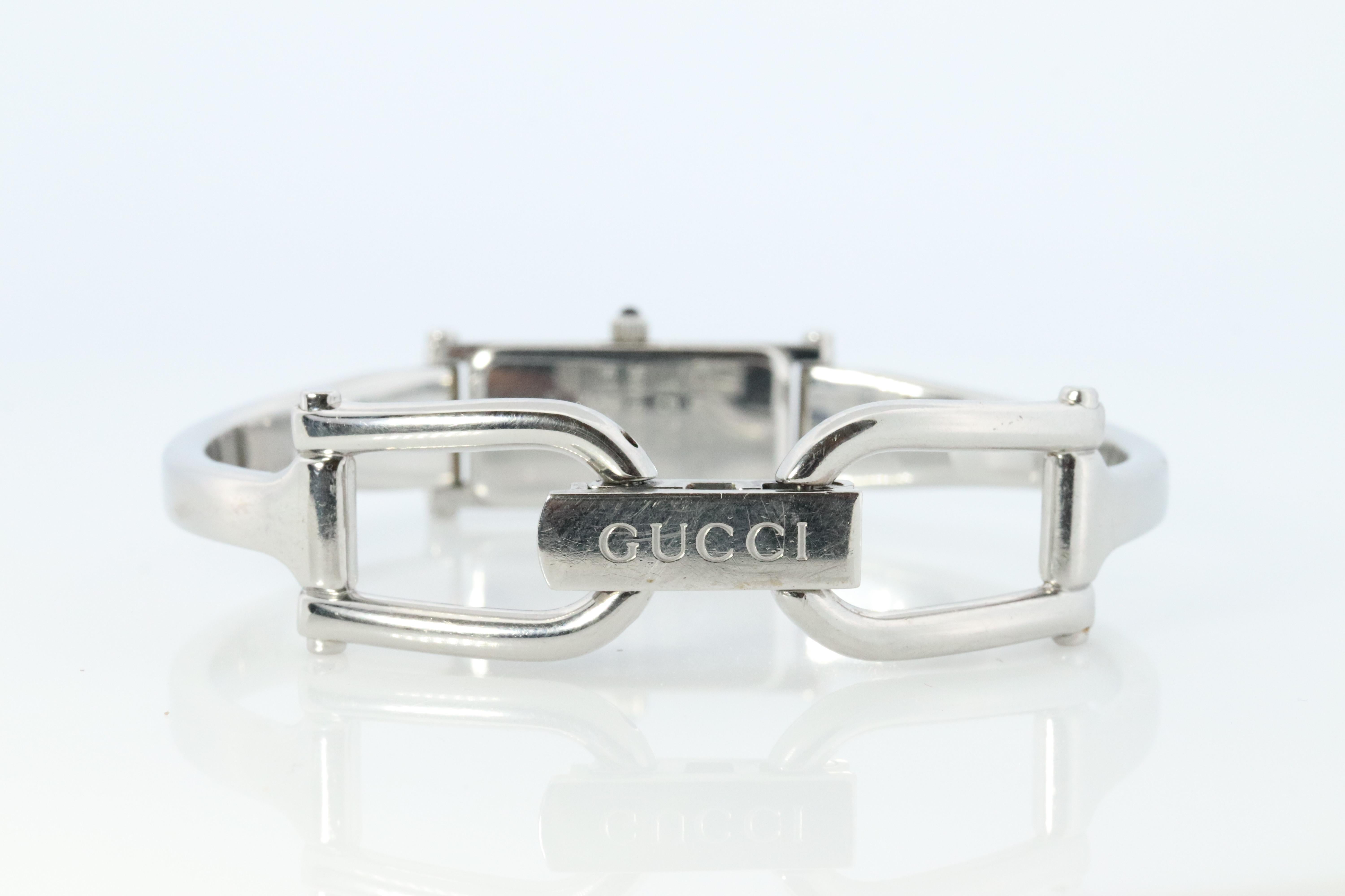 Reloj de cuarzo vintage GUCCI 1500L. Reloj de pulsera brazalete en tono plateado Gucci en Bueno Estado en Port Charlotte, FL