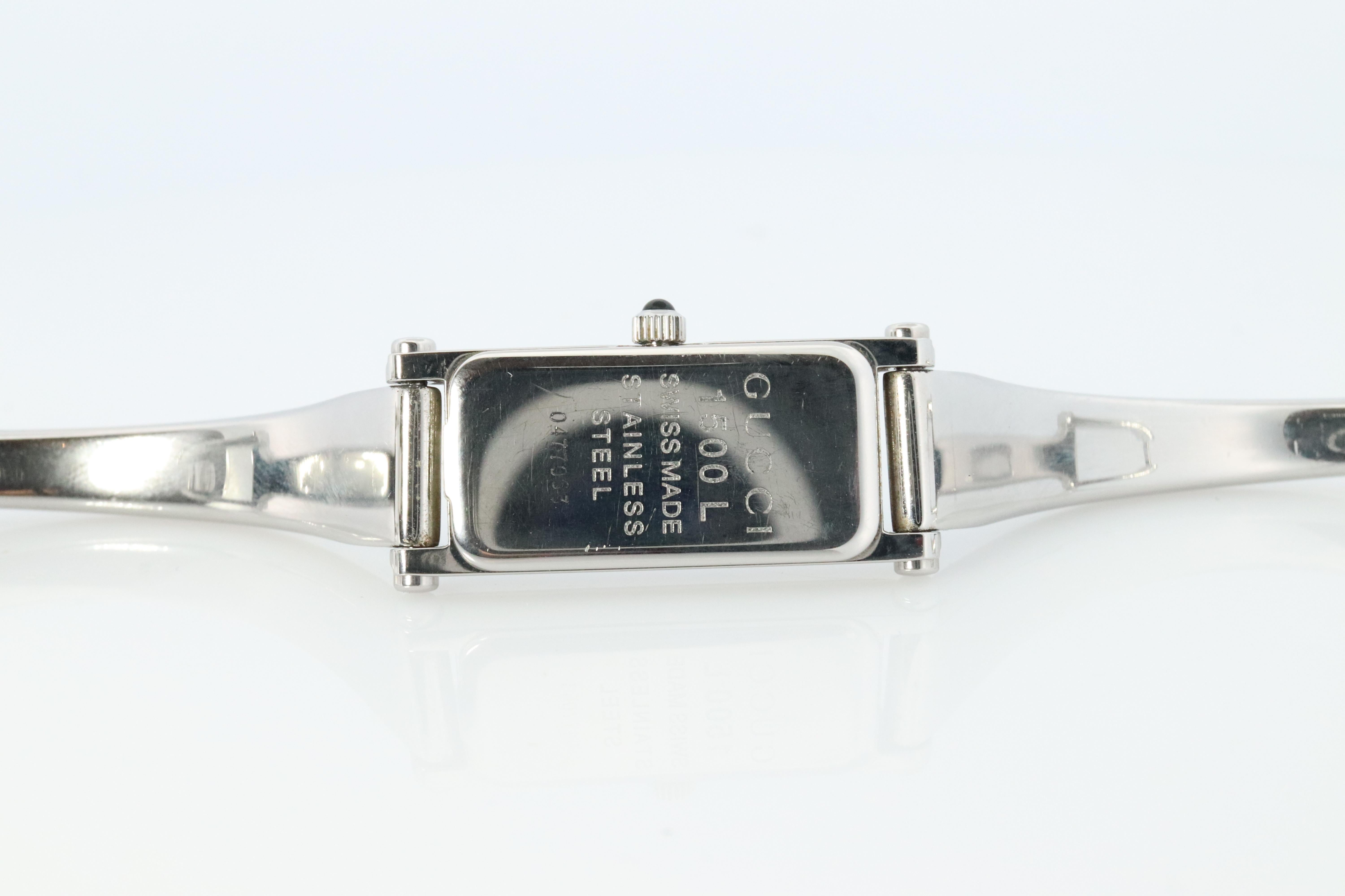 Reloj de cuarzo vintage GUCCI 1500L. Reloj de pulsera brazalete en tono plateado Gucci 2