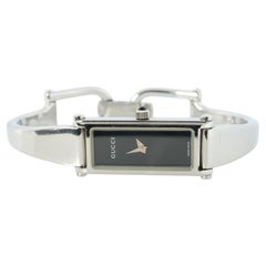 Reloj de cuarzo vintage GUCCI 1500L. Reloj de pulsera brazalete en tono plateado Gucci