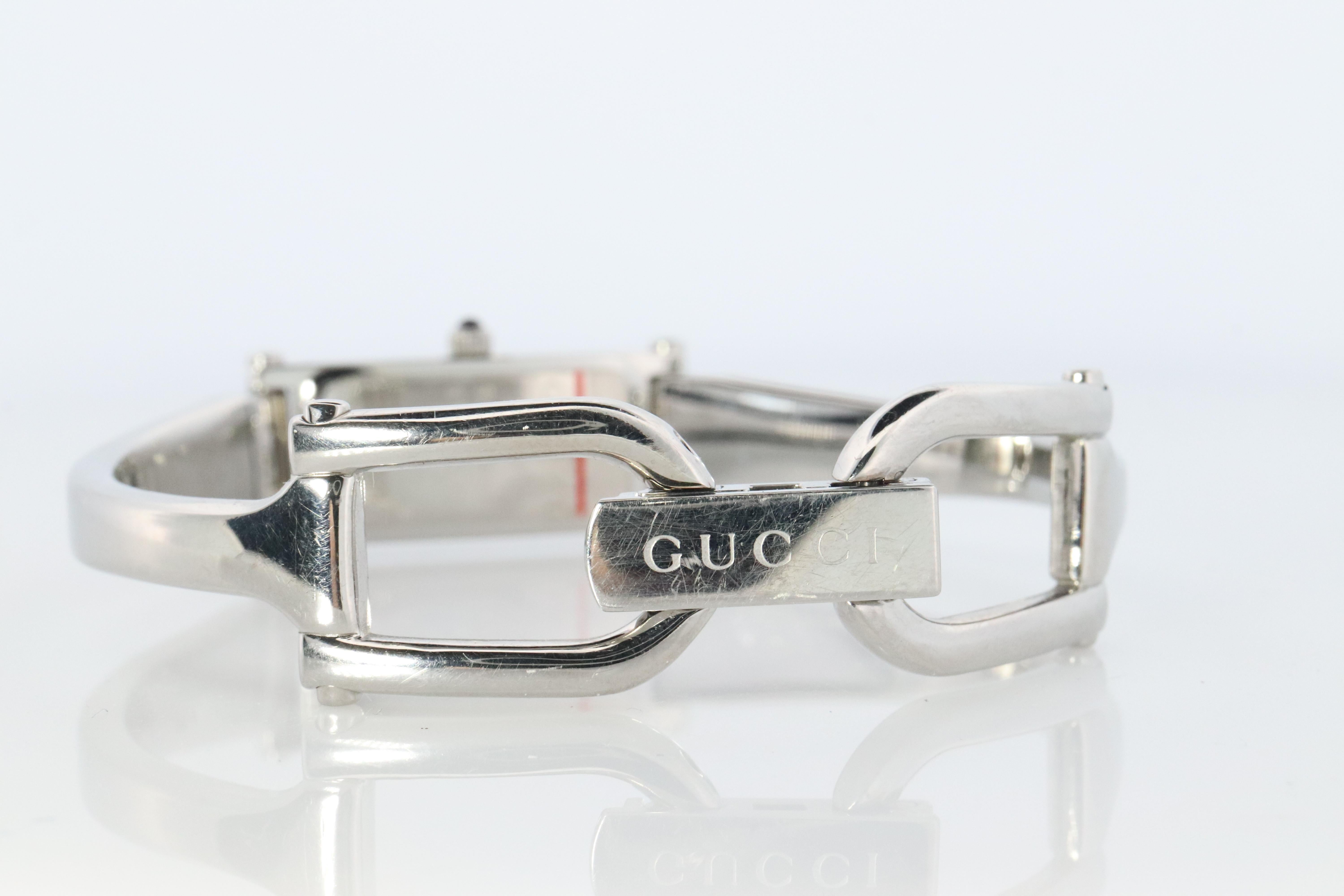 Vintage GUCCI 1500L Quartz Wrist Watch. Gucci Silver Diamond Bangle Watch In Good Condition In Port Charlotte, FL
