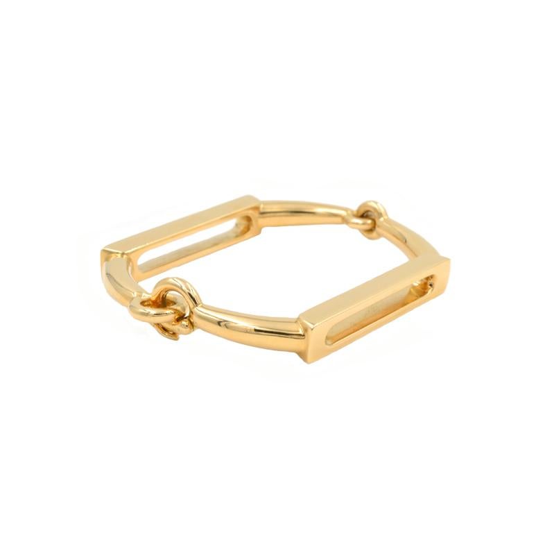 Vintage Gucci double hinged link bracelet in 18 karat yellow gold. A chic bracelet from circa 1970s, Italy. 

This watch measures approximately 0.33 inches in width (of the link), 7 inches in diameter, and 2.96 inches in total length across when