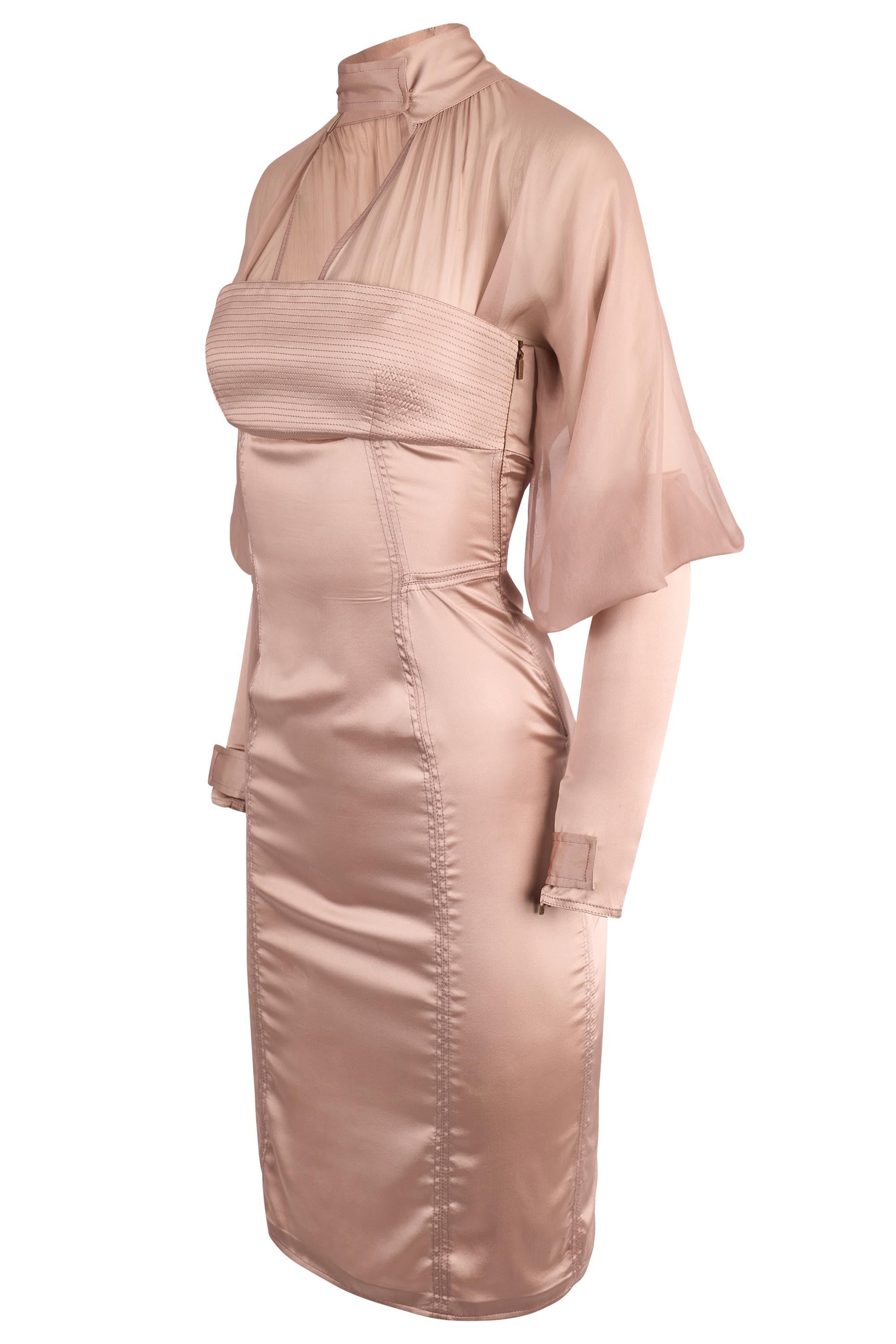 Vintage Gucci 2003 By Tom Ford Kleid aus nackter Seide. Es hat einen champagnerfarbenen, nudefarbenen Seidensatin-Ton und einen tiefen Ausschnitt mit einem Schlüssellochausschnitt unter einem strukturierten Kragen. Lange Ärmel und Taille mit kleinem
