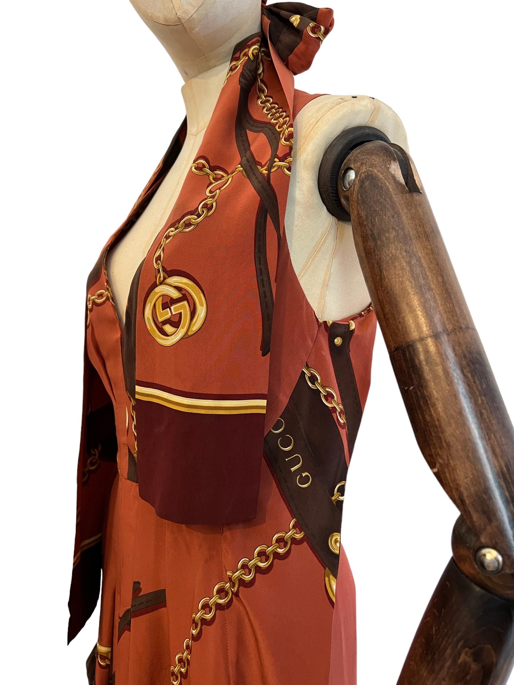 Sublime 2011 GUCCI pure silk dress with coordinated twilly.

An Elegant halter neck style, with a slightly nipped waist and relaxed slouchy hip pockets. 

This Copper and Gold coloured kaftan/shift dress is made from 100% Pure silk with a decadent
