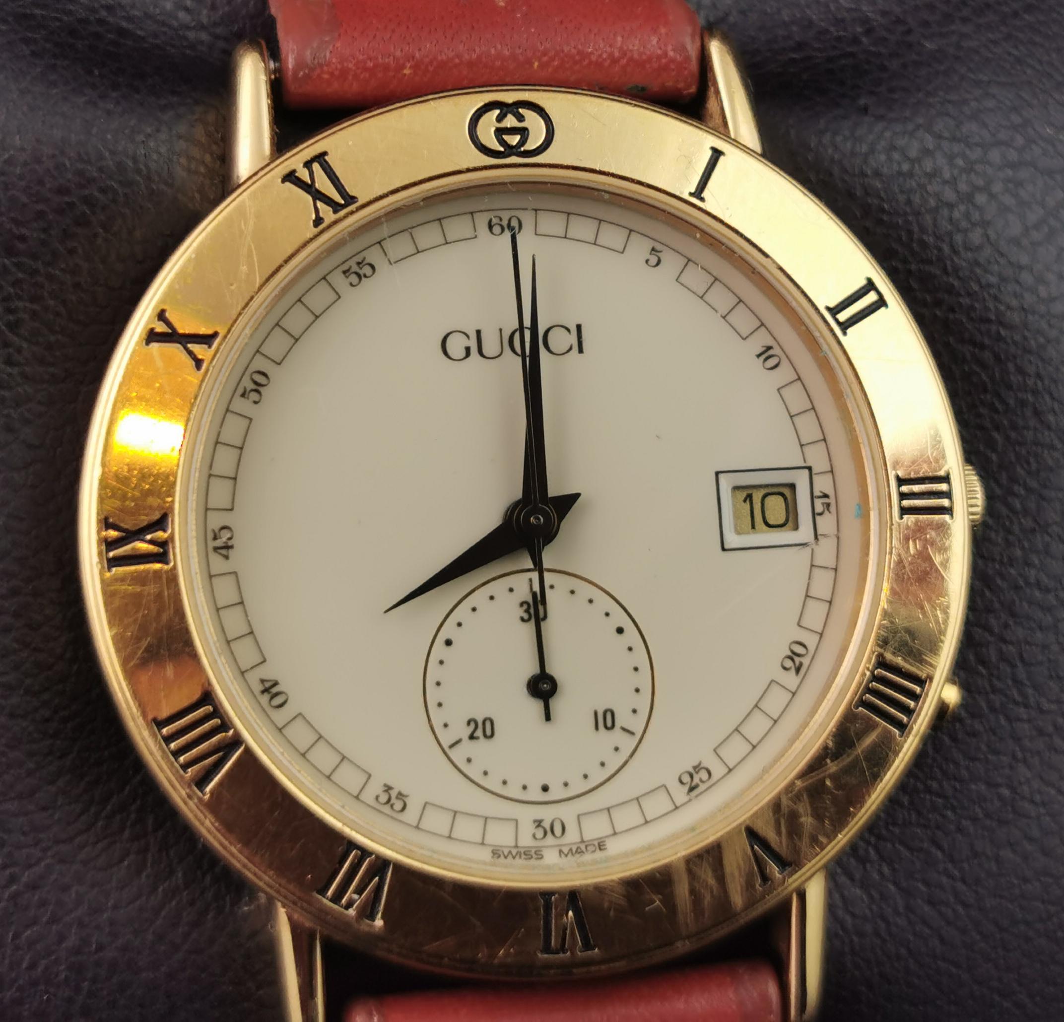 A stylish Gucci 3800m Gold plated Chronograph watch.

A really handsome model by Gucci it has a gold plated case with a chapter ring bezel, a cream coloured dial with a black logo, hands and numerals.

The watch has a subsidiary second hand and