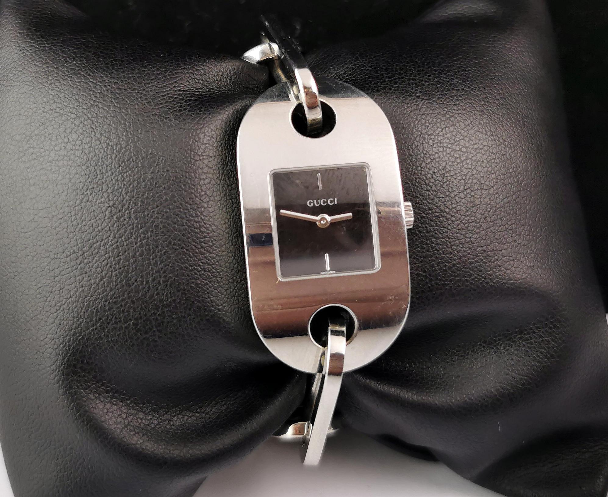 Une élégante montre Gucci 6155L en acier inoxydable.

Il s'agit d'une montre à bracelet avec un beau bracelet en acier inoxydable épais avec un grand maillon de type ovale.

Le boîtier est en acier inoxydable avec un cadran noir, sans chiffres et un