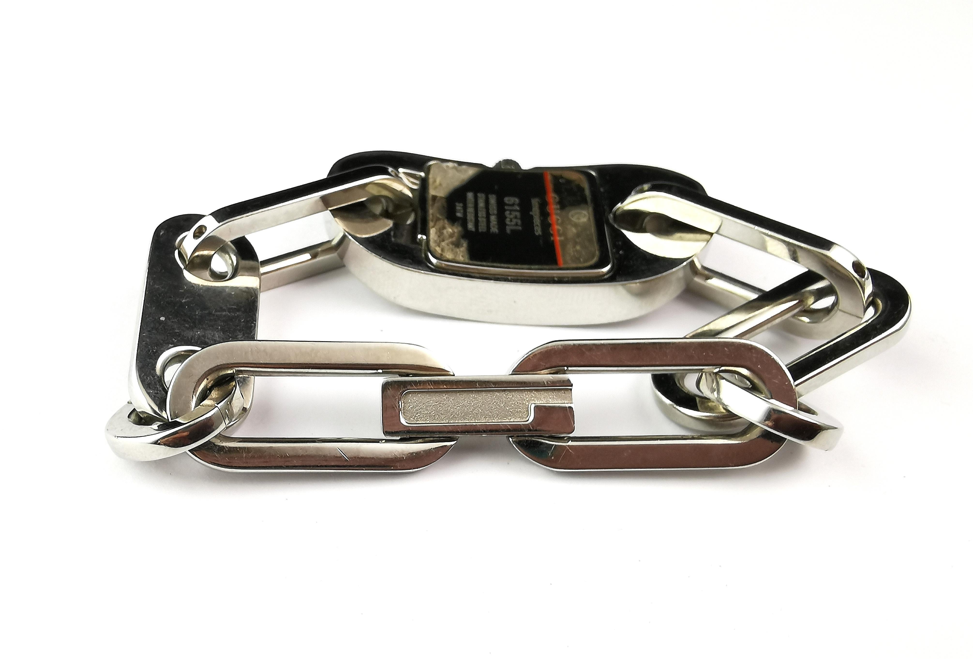 Montre-bracelet vintage Gucci 6155L en acier inoxydable, bracelet épais  Bon état - En vente à NEWARK, GB