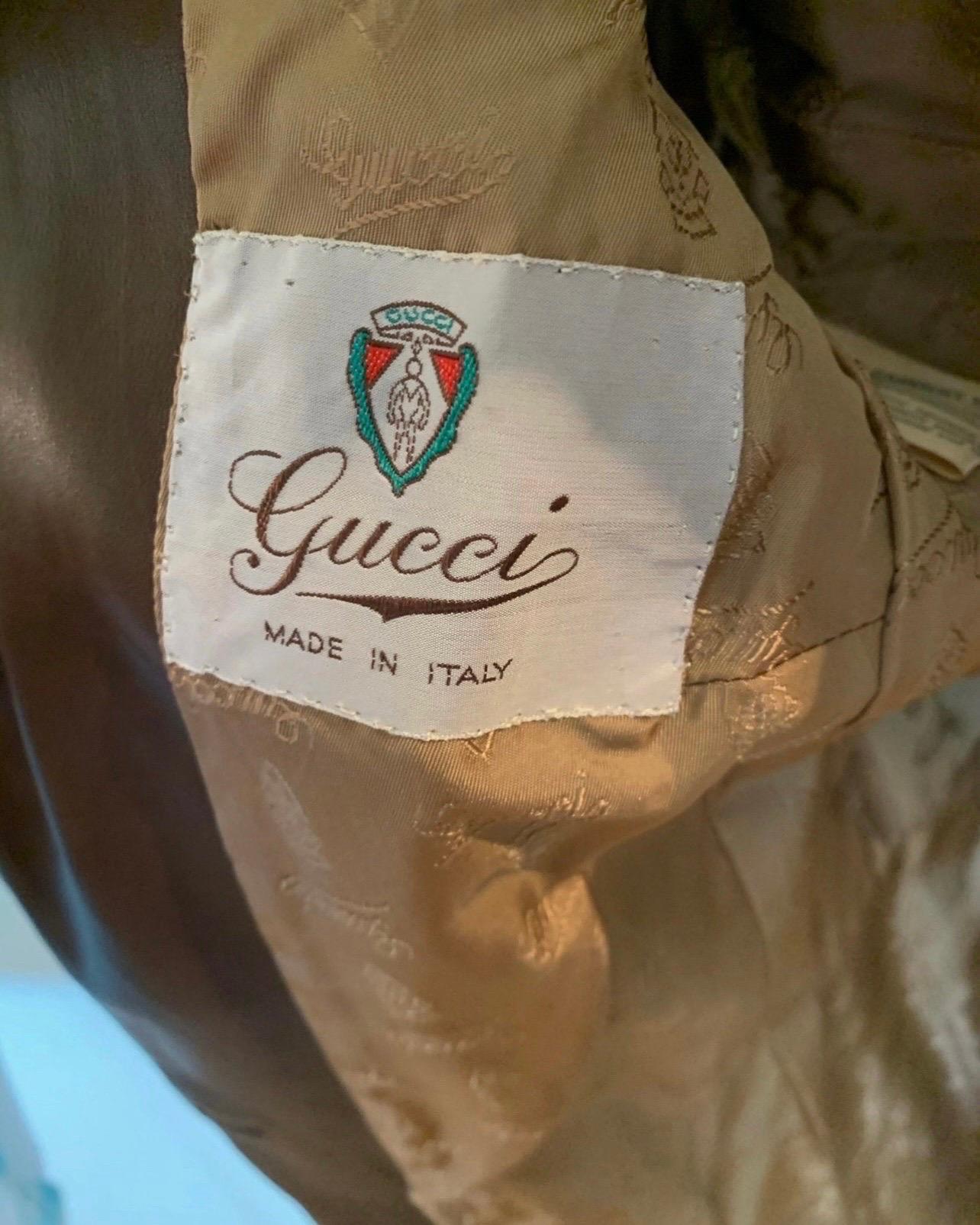 Vintage Gucci 70s Brown Wildleder Emaille Tiger Kopf Trenchcoat im Angebot 2