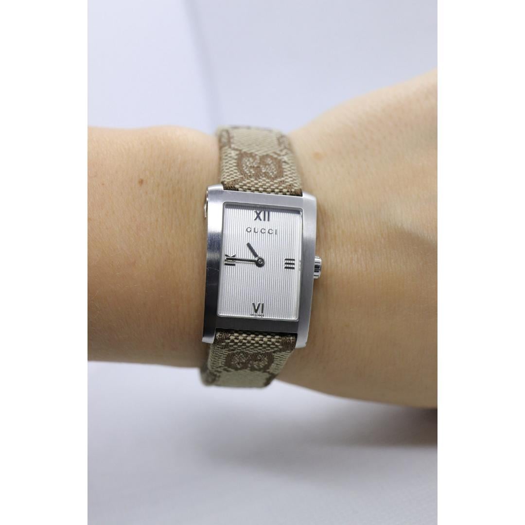 Vintage GUCCI 8600J Quarz Canvas und Lederuhr Zeitmesser. Damen Gucci 1