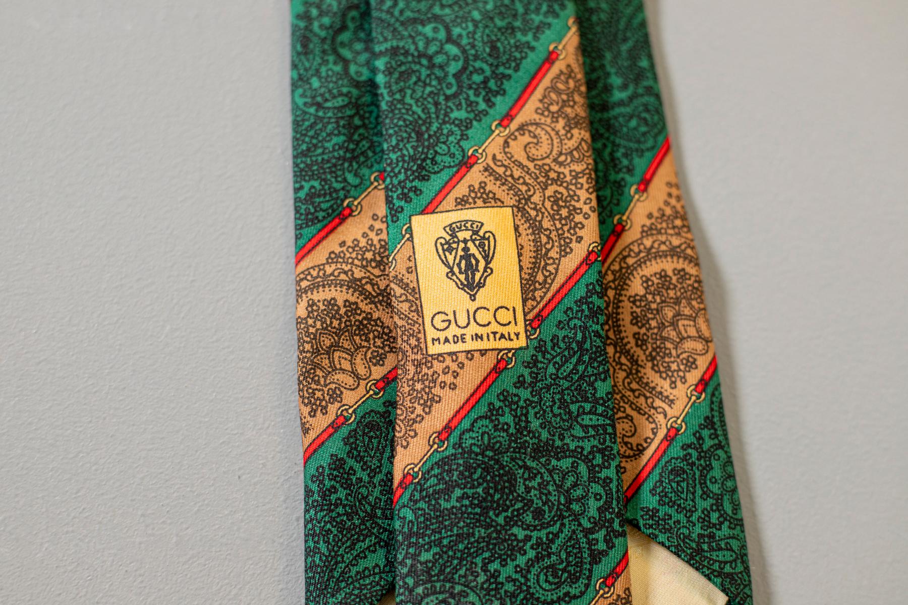 Noir Gucci - Cravate vintage entièrement en soie avec motif cachemire en vente