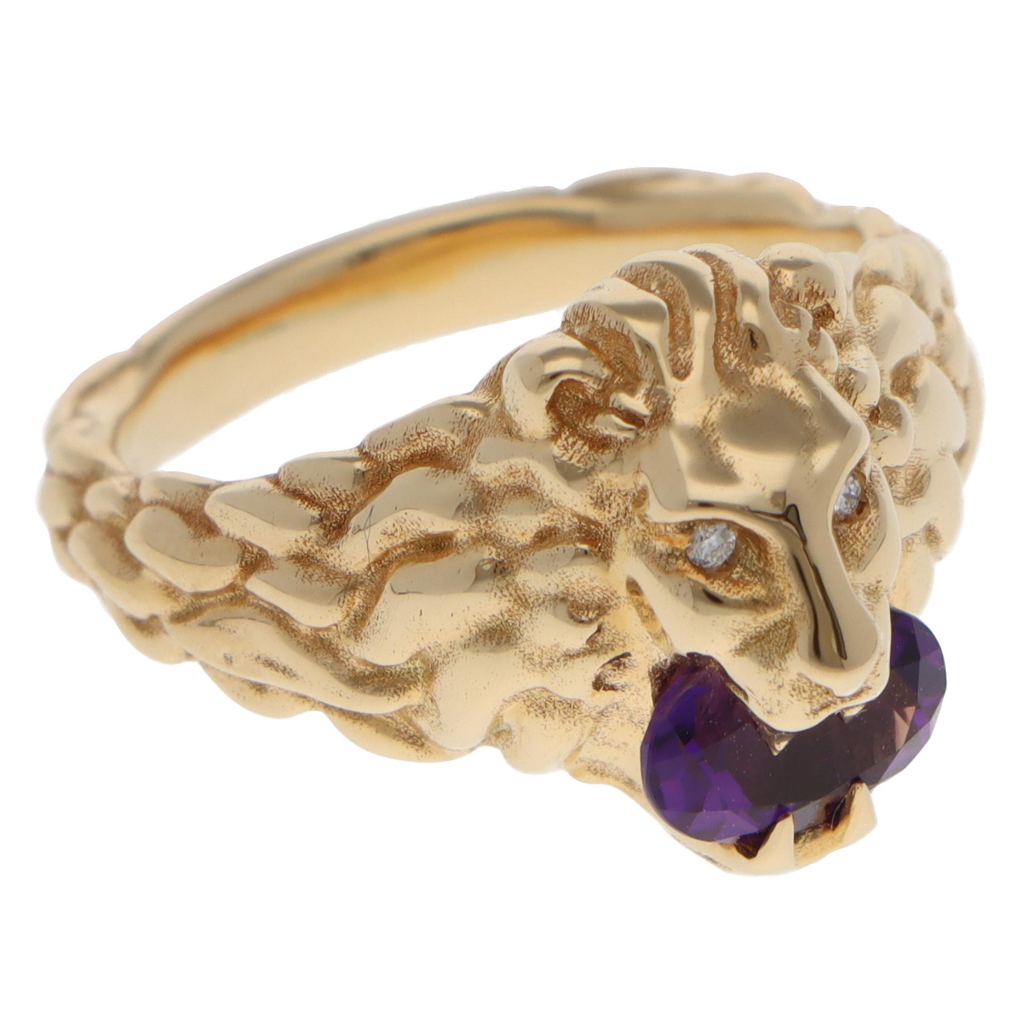 Ein stilvoller Vintage Gucci Amethyst und Diamant-Ring in 18 Karat Gelbgold gefasst.

Der Ring besteht aus einem Löwenkopf, der einen ovalen Amethysten im Mischschliff in seinem Maul hält. Er ist mit zwei runden Diamantaugen im Brillantschliff