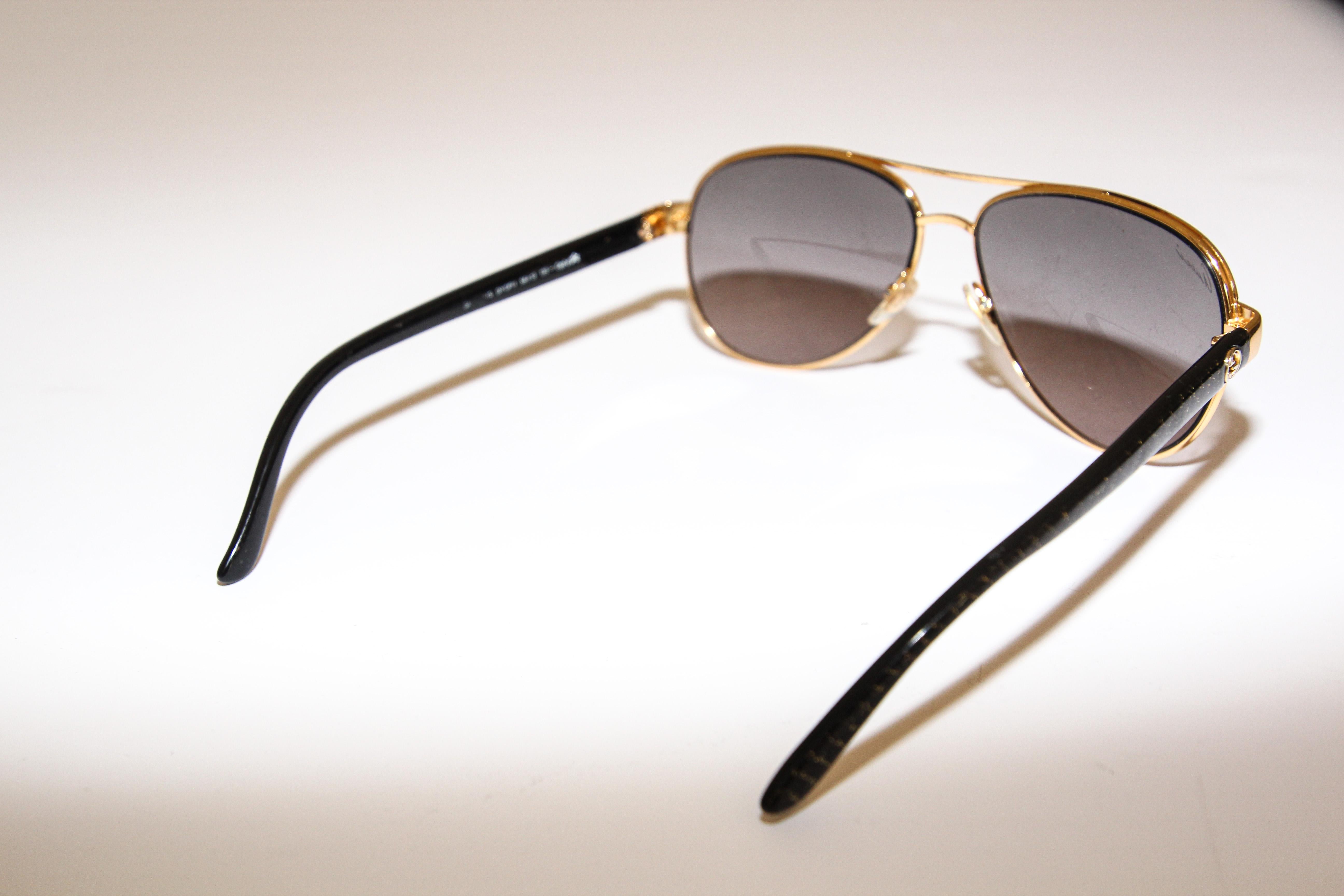 Vintage Gucci Aviator Sonnenbrille 1990er Jahre Made in Italy
Sonnenbrille von Gucci mit vergoldeter Hardware und GG-Logo am Bügel.
Dieser Artikel kann leichte Gebrauchsspuren aufweisen.
Hergestellt in Italien.