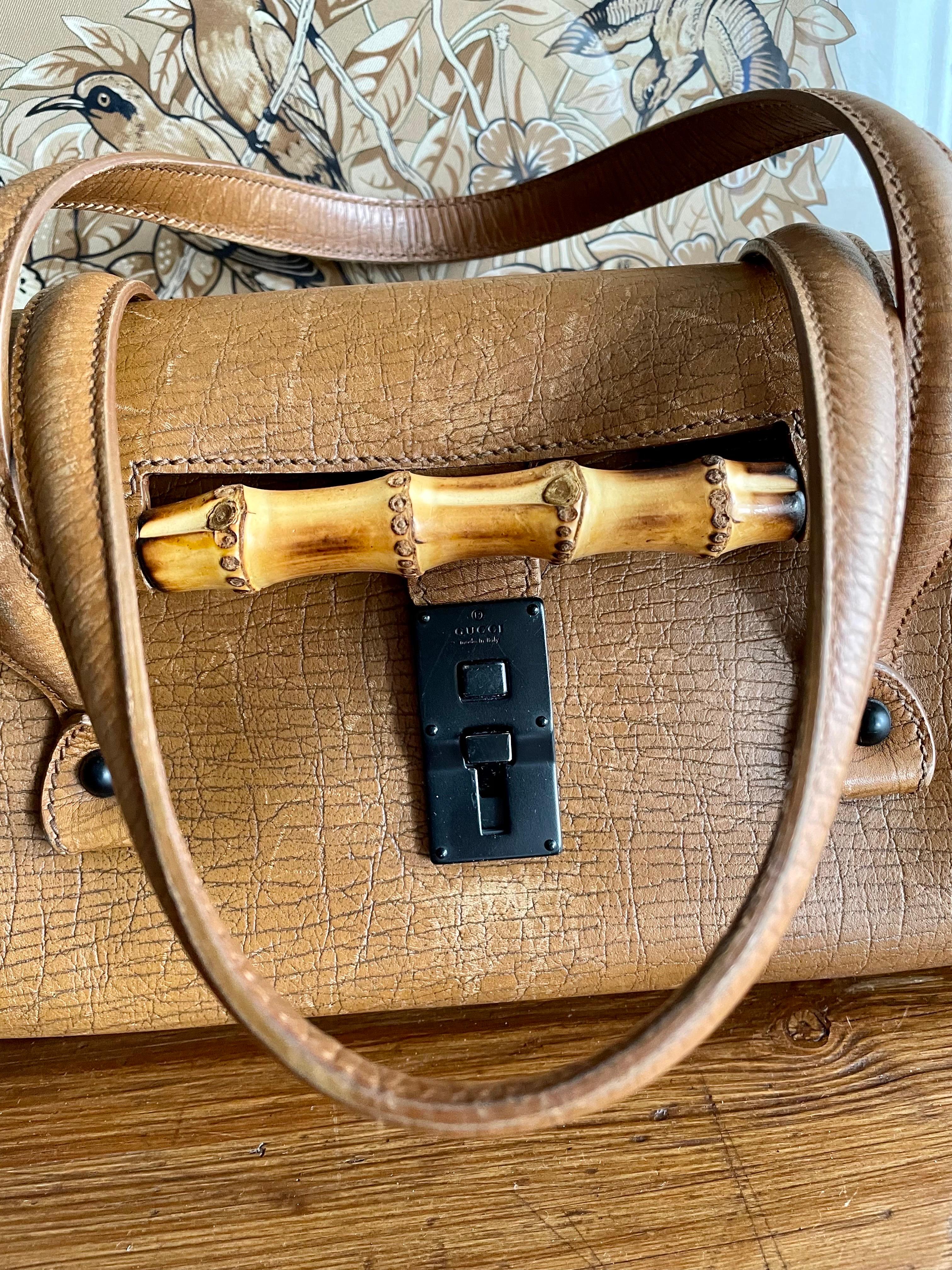 Vintage Gucci bag with bamboo detail. Brown leather with particular workmanship, particular also the closure. It has some signs of use that make it even more beautiful. Roomy interior with side pocket. 40cm wide, 17cm high, 13cm deep.