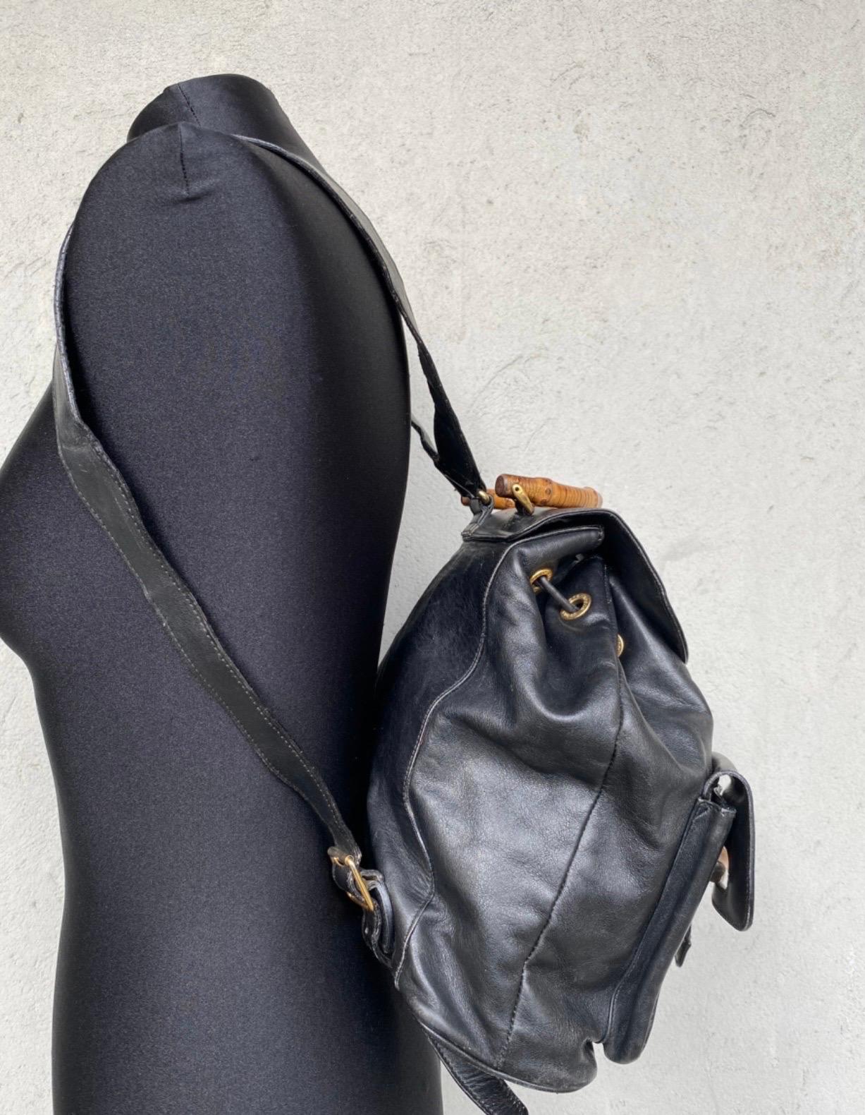 Vintage Gucci Bamboo backpack, in black leather, there are 2 pockets on the front, it features a double closure. dimensions: length 32 cm, height 34 cm, depth 11 cm when empty, handle height 7 cm, shoulder strap 67 cm, used but in good condition