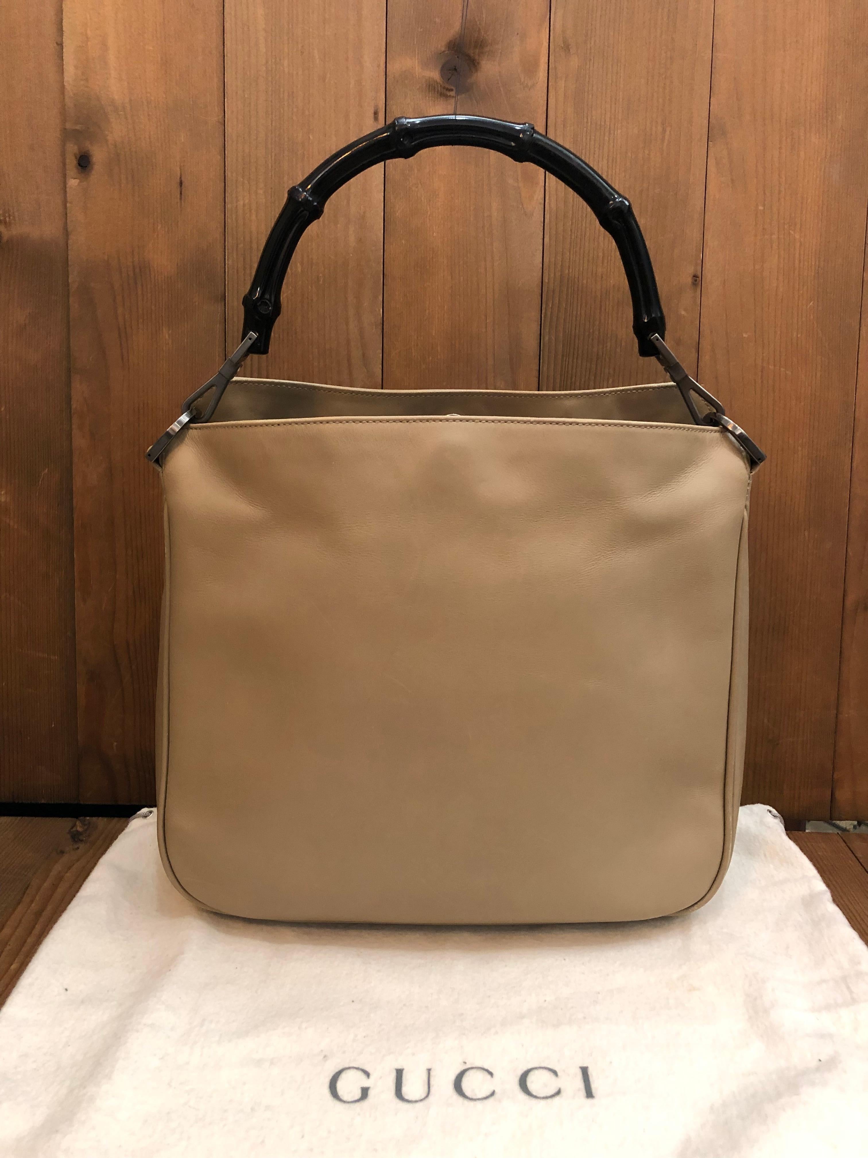 Ce sac à bandoulière vintage de Gucci est réalisé en cuir de veau lisse de couleur beige, avec des accessoires chromés noirs et une anse en bambou émaillée noire. La fermeture magnétique supérieure ouvre sur un nouvel intérieur en jacquard
