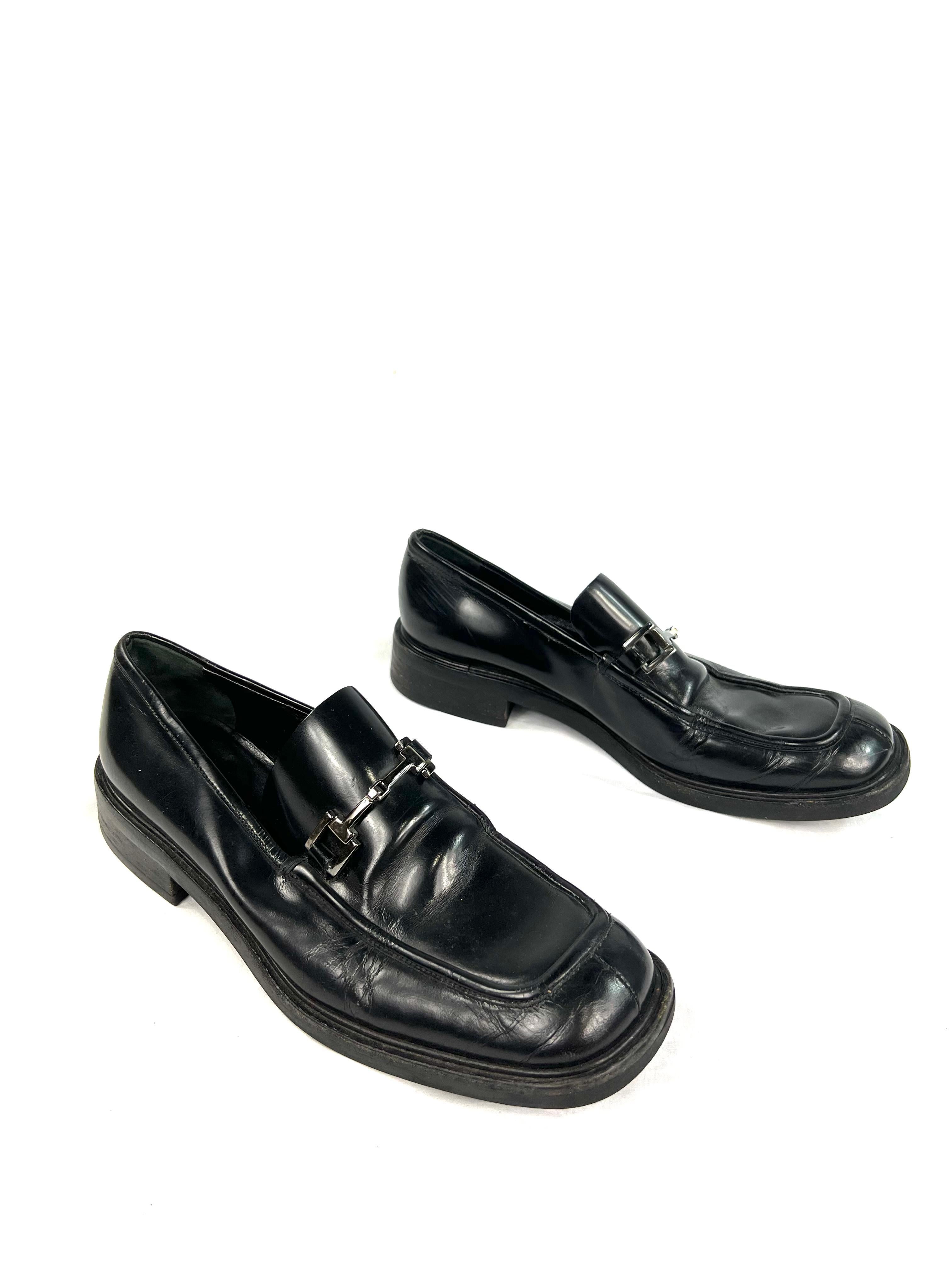 Product details:

The loafers designed by Gucci, it is made out of black leather. It features silver tone Horsebit detail. The heel height is 1”.
