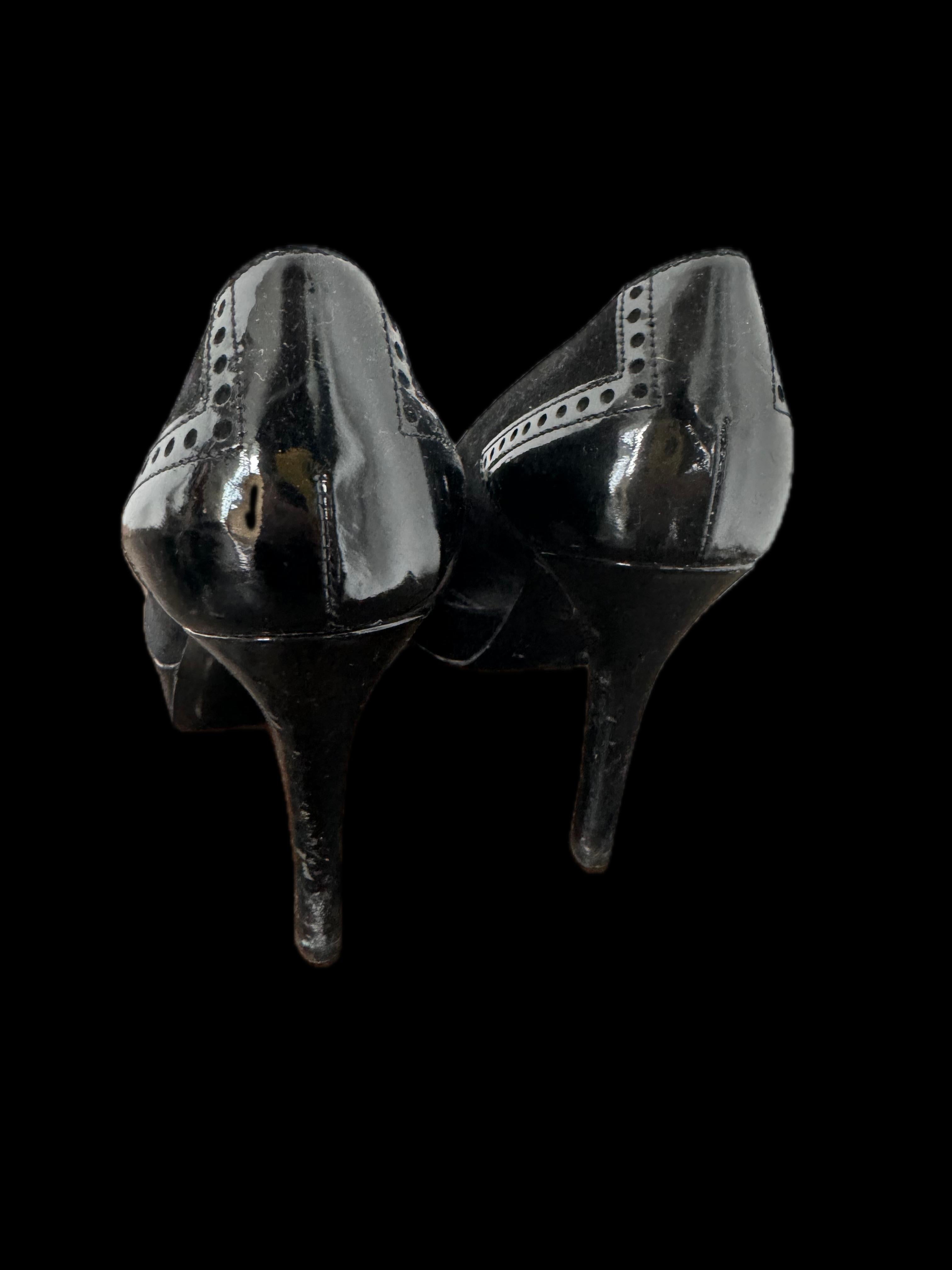 Vintage Gucci Black Suede/Patent Lace-Up Pumps

Step into timeless elegance with these stunning vintage Gucci black suede/patent lace-up pumps. Crafted with meticulous attention to detail, these shoes are not only a nod to Gucci's iconic style but