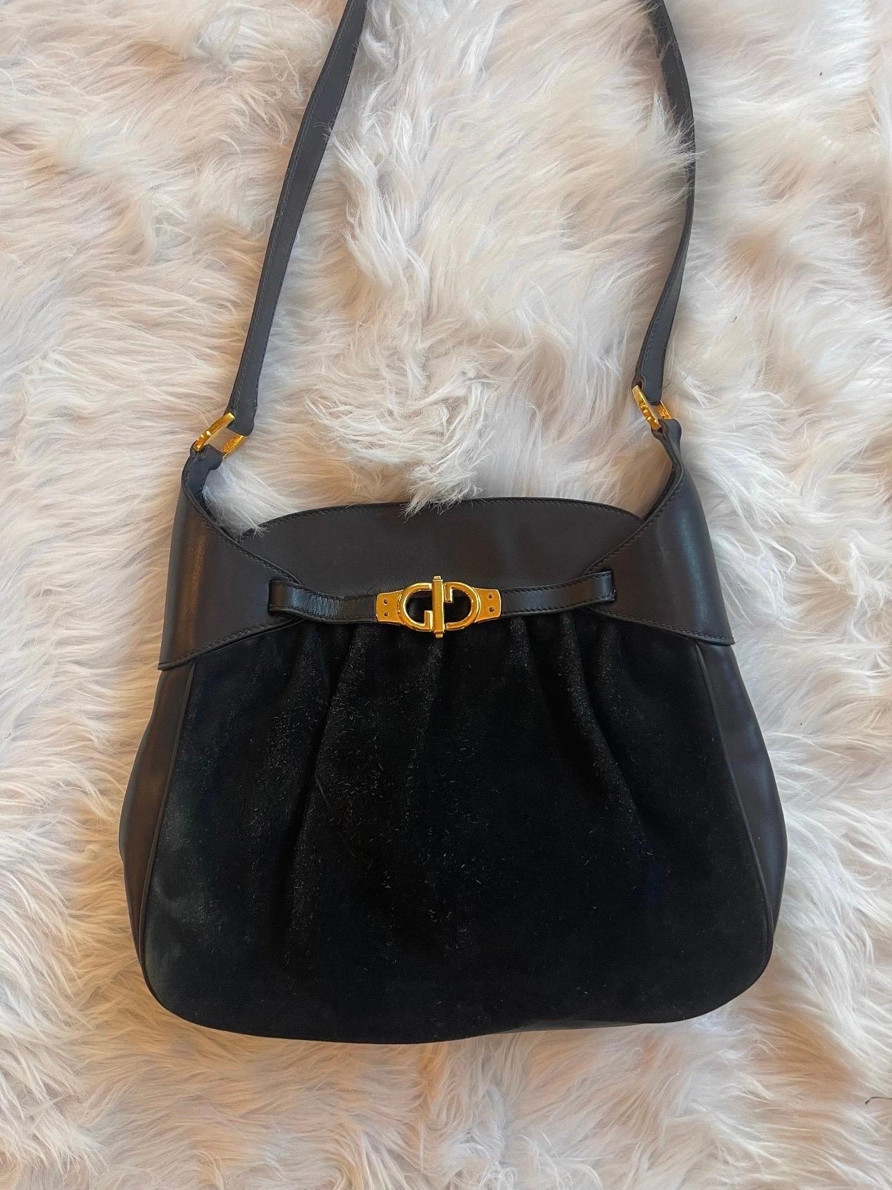🖤1970’s GUCCI Perfection🖤

RARE and coveted black GUCCI Suede Shoulder Bag. 

Black smooth leather with supple suede and oversized GG hardware make this an instant classic!

Condition:
This Gucci bag is in very good vintage condition and shows
