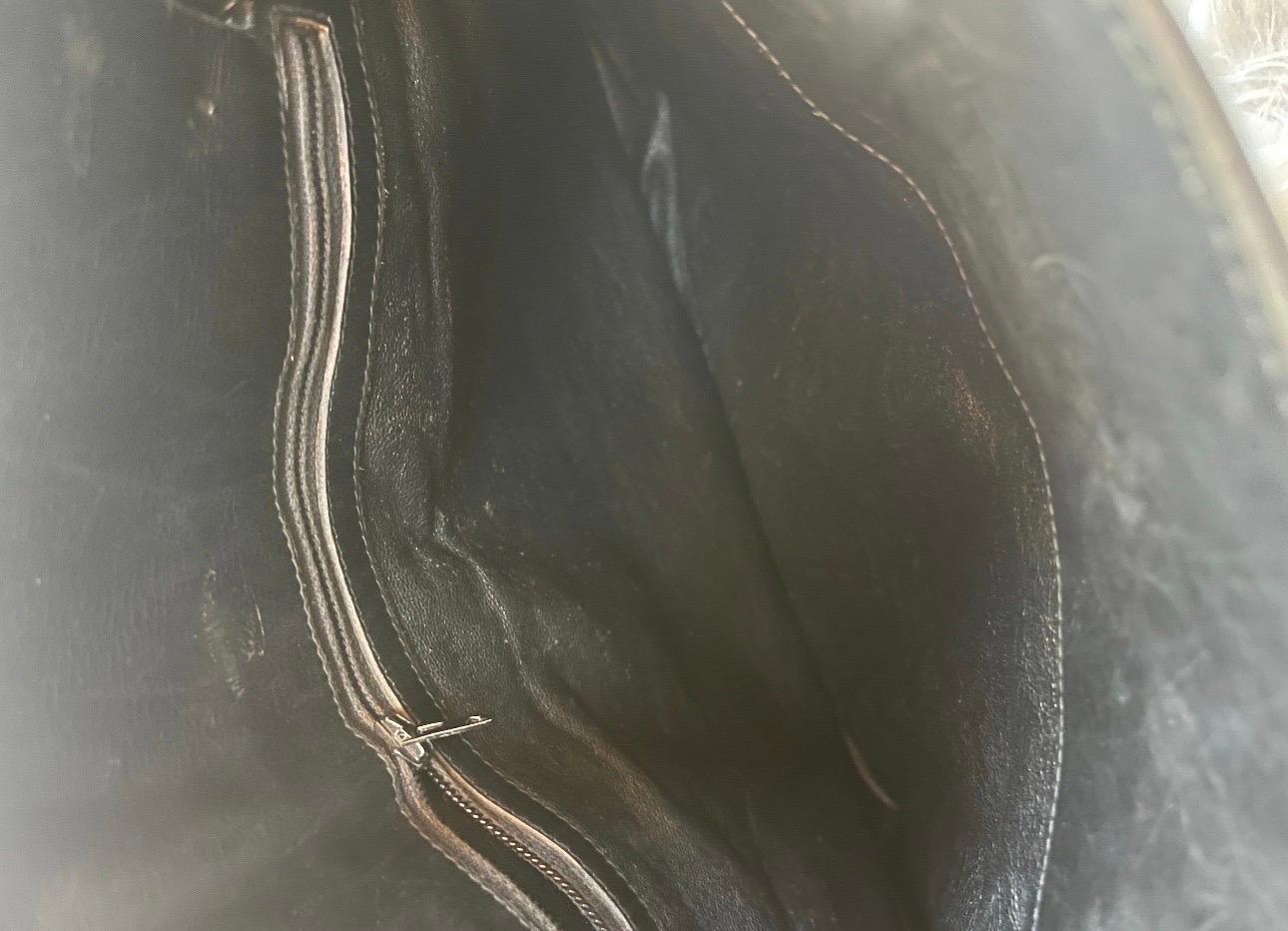 Vintage GUCCI Black Suede Leather GG Gold tone logo Hobo Bag Crossbody Purse Bag For Sale 4