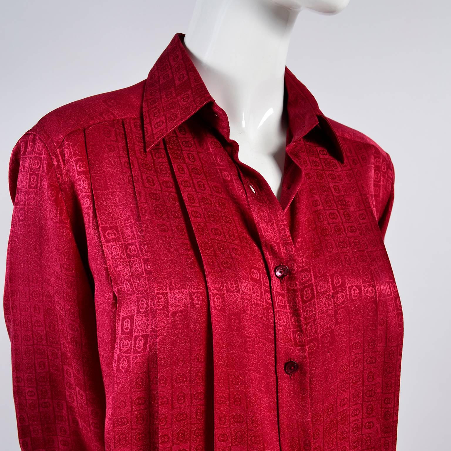 Gucci Vintage Pleated Red Silk Blouse With Tonal Gucci Logo Print In Excellent Condition In Portland, OR