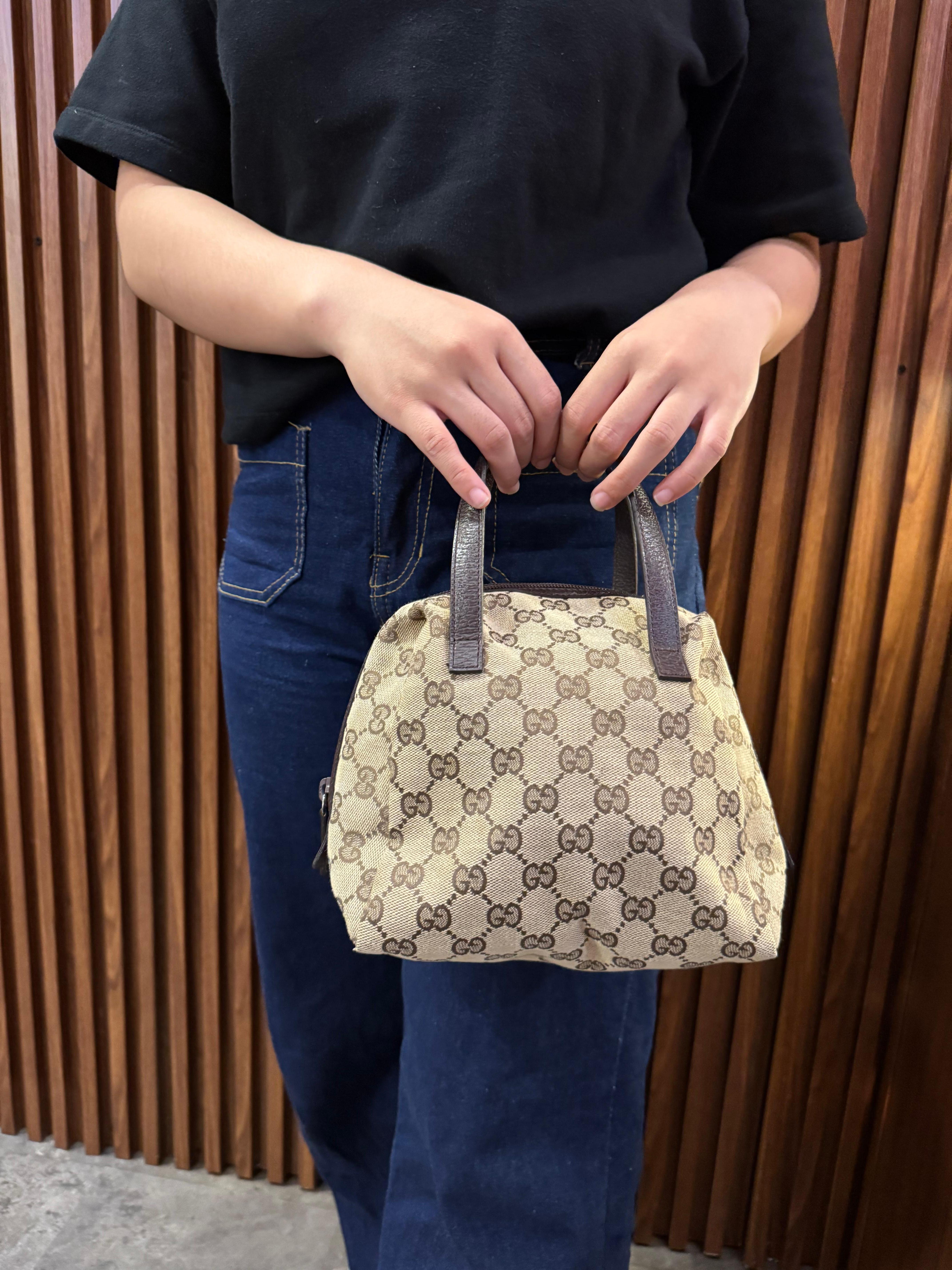 Fourre-tout vintage Gucci tofu GG. Très bon état vintage. Il n'y a pas de frottement ou de marque significative. Livré en l'état. 