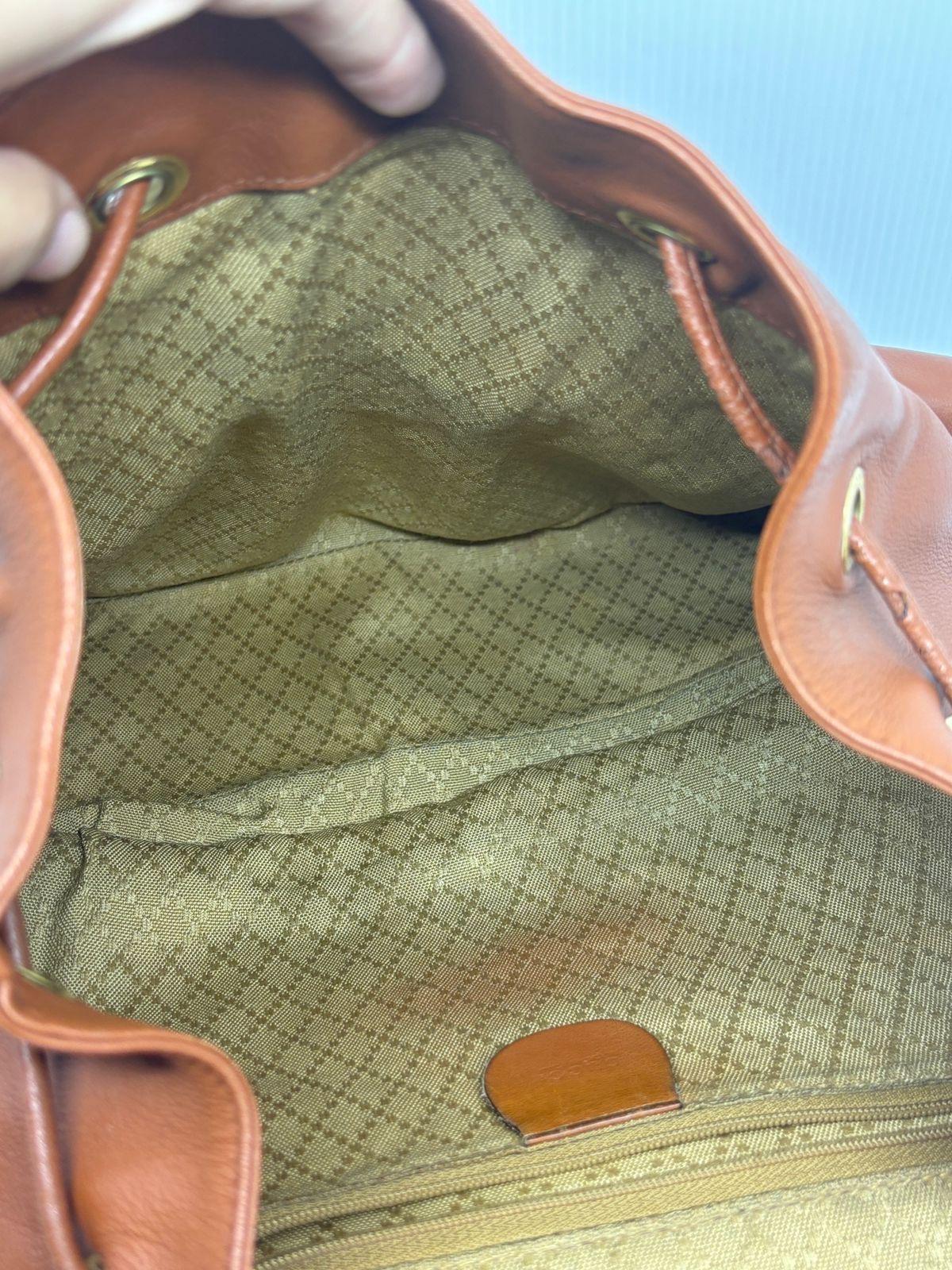 Sac à dos vintage Gucci en bambou de couleur marron. L'article a été recoloré dans la même couleur, il y a donc une sécheresse sur toute la surface du cuir. Frottement visible sur les coins et quelques éraflures sur le corps du cuir. Il y a des
