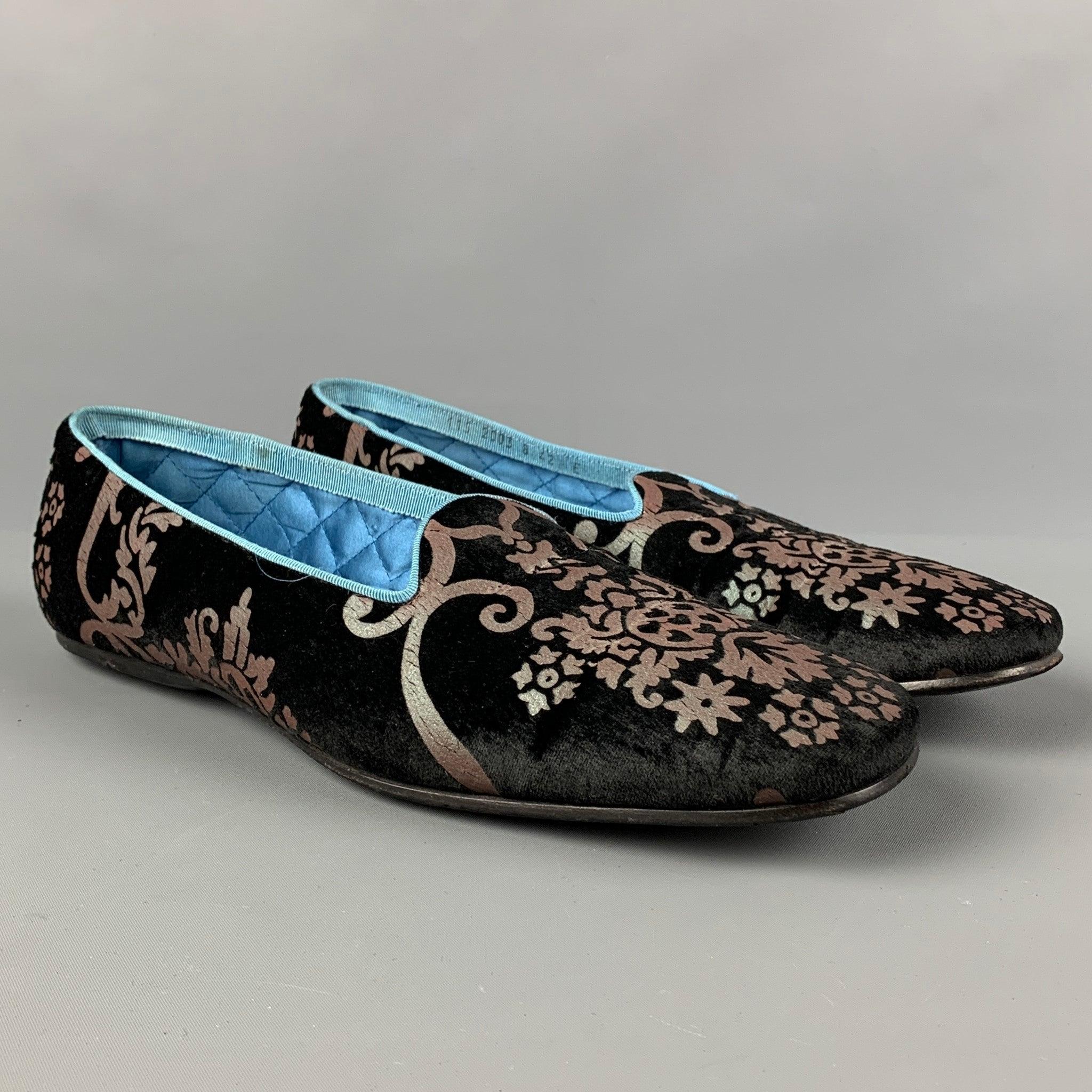 Vintage GUCCI by Tom Ford 2003 loafers comes in a black & grey floral jacquard material with a blue quilted interior featuring a slip on style and a square toe. Made in Italy.
Good
Pre-Owned Condition. Light wear. As-Is.  

Marked:   42Outsole: 11.5