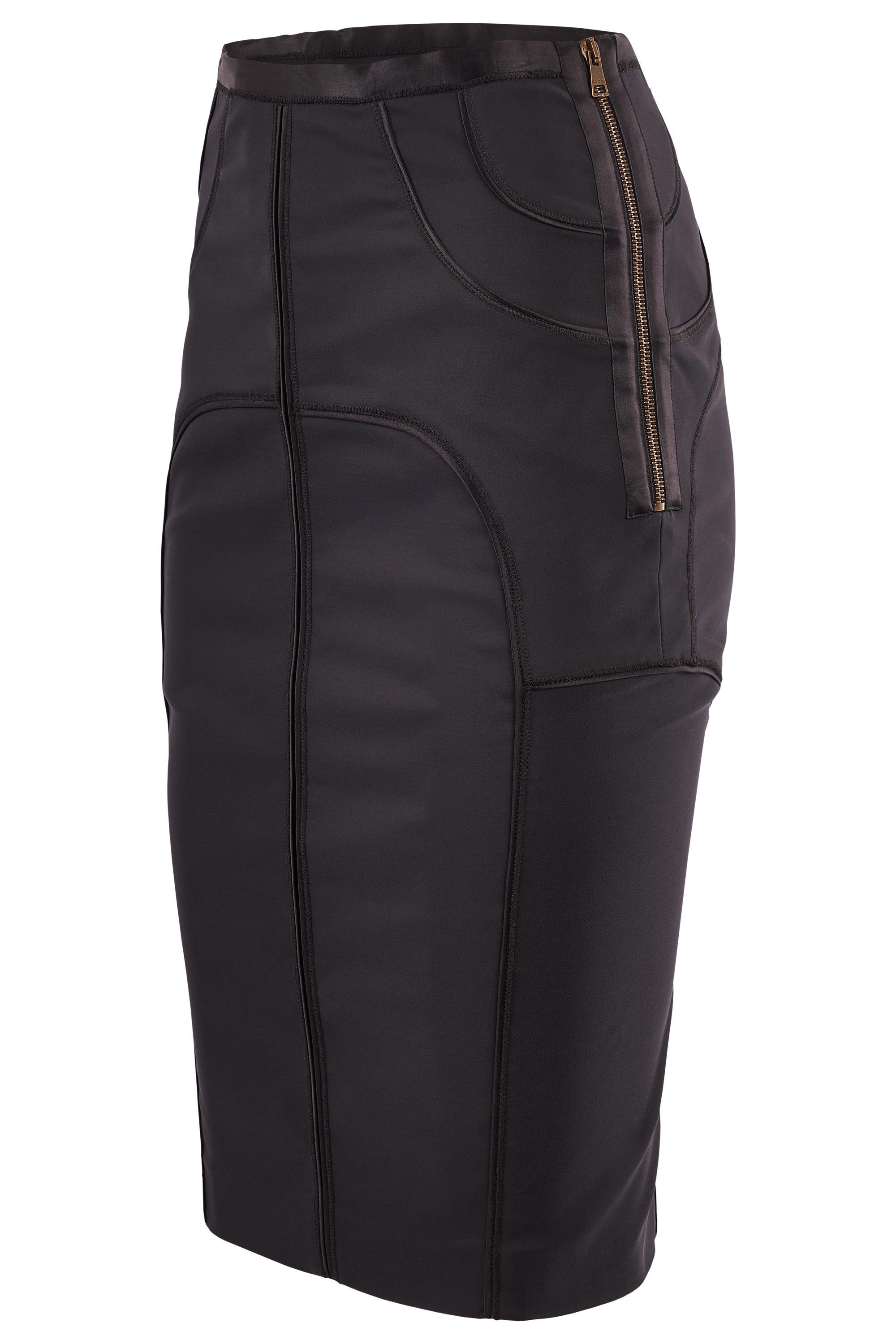 Vintage Gucci by Tom Ford Herbst/Winter 2003 Kollektion, dieser Rock verfügt über eine Bleistift-Silhouette, gefertigt aus strukturiertem schwarzem Stoff mit skulpturalen Naht Details, die die Kurven des Körpers akzentuiert, schließt mit zwei Seiten