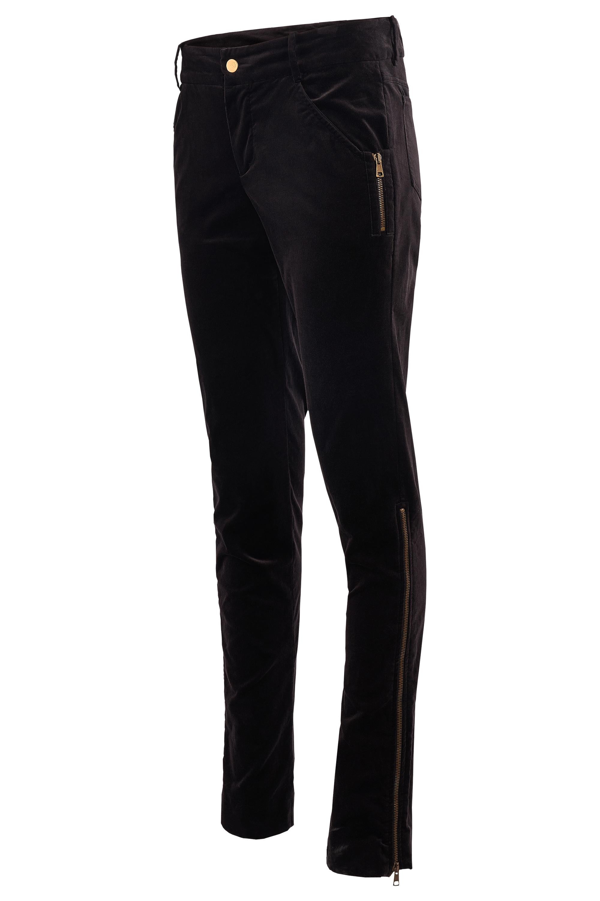 Vintage Gucci Herbst/Winter 2003 von Tom Ford . Sie ist aus schwarzem Samt gefertigt und hat ein schmales, gerade geschnittenes Bein. Goldfarbene Beschläge an der Taille und funktionelle seitliche Reißverschlüsse an den Beinen setzen subtile