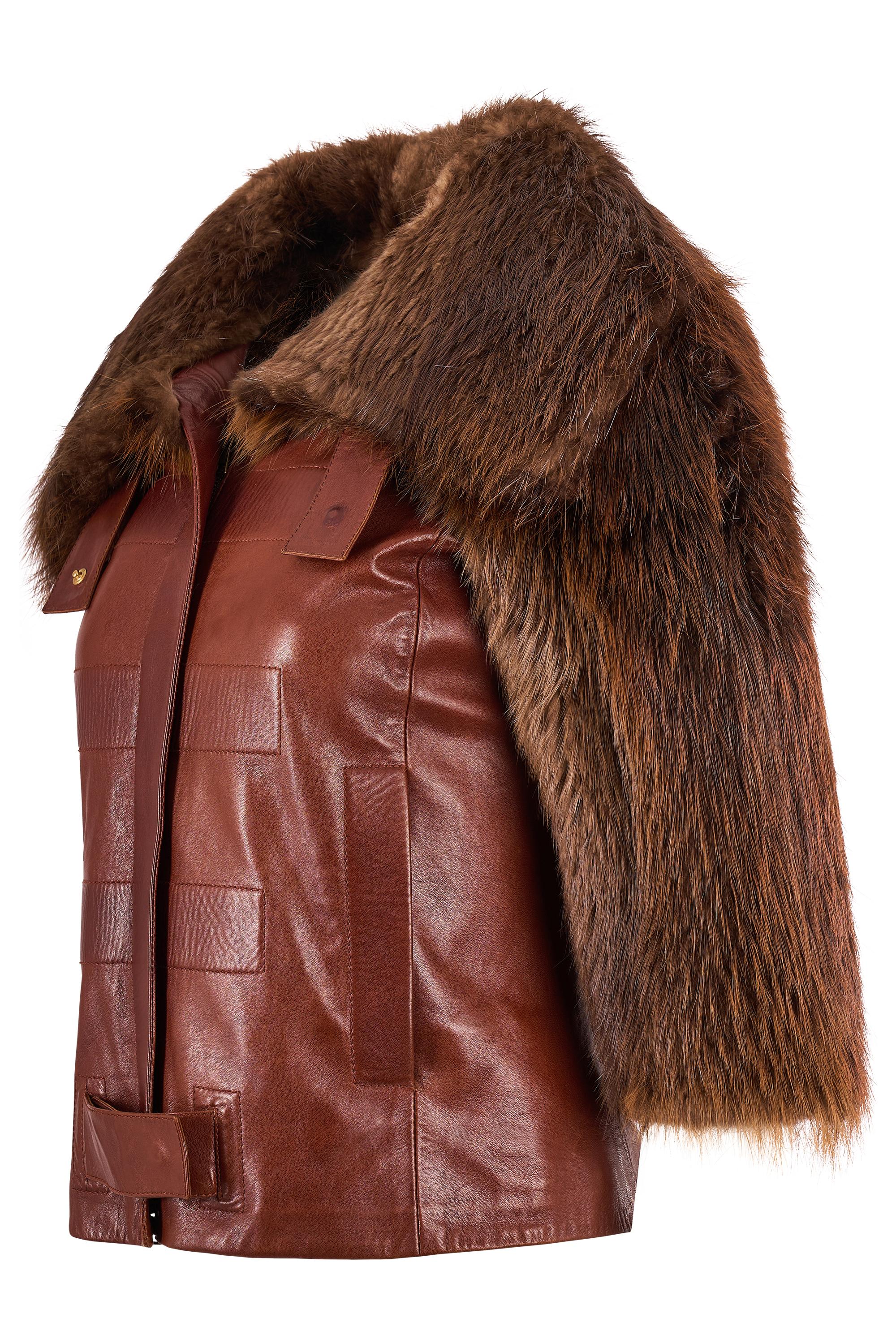 Vintage Gucci by Tom Ford Herbst/Winter 2003 Kollektion, dieses seltene Stück  Die aus kastanienbraunem Leder gefertigte Jacke ist mit geometrischen Steppnähten am Körper versehen, die von voluminösen Pelzdetails an Kragen, Schultern und Ärmeln