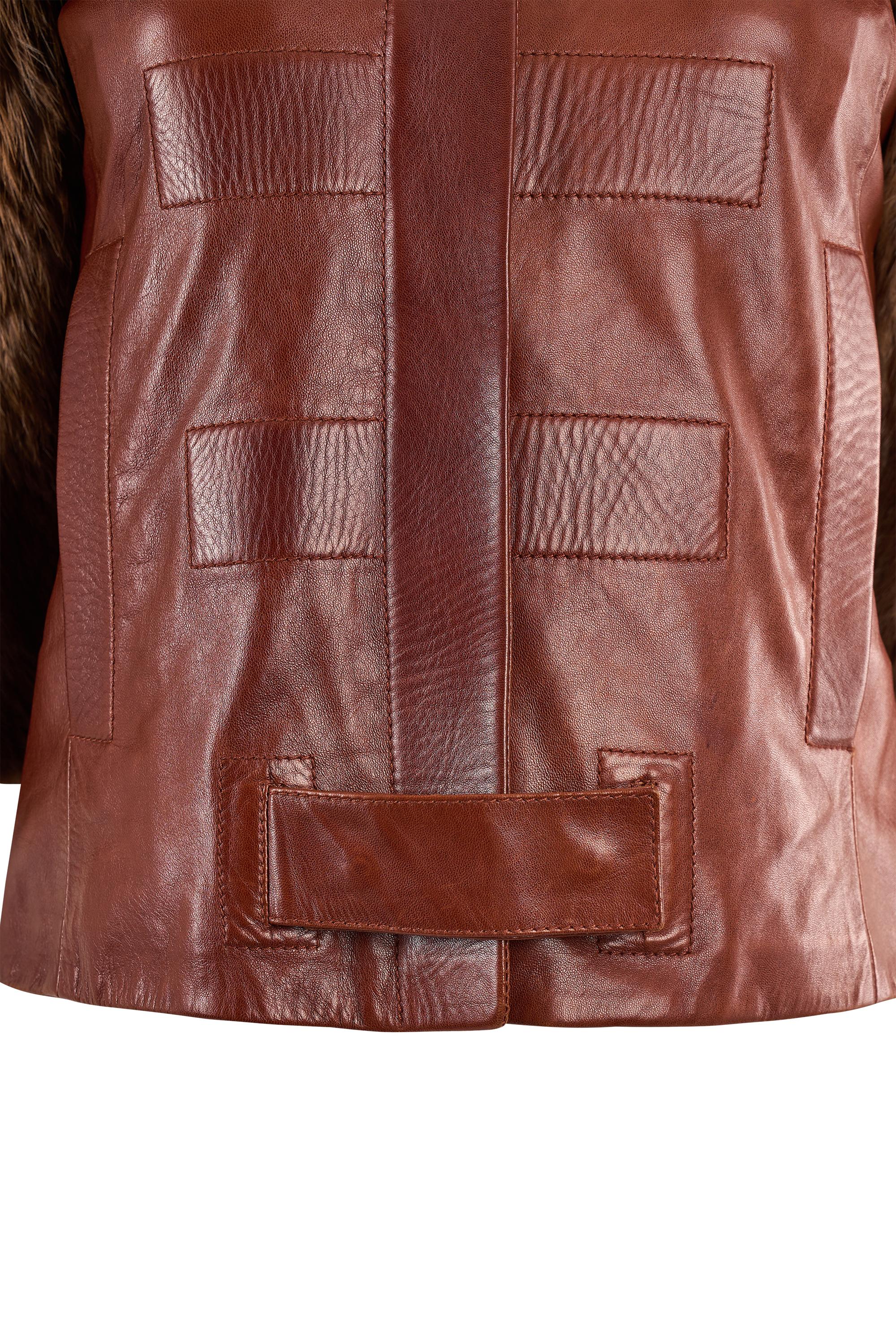 Vintage Gucci by Tom Ford Herbst/Winter 2003 Kollektion, dieses seltene Stück  Die aus kastanienbraunem Leder gefertigte Jacke ist mit geometrischen Steppnähten am Körper versehen, die von voluminösen Pelzdetails an Kragen, Schultern und Ärmeln