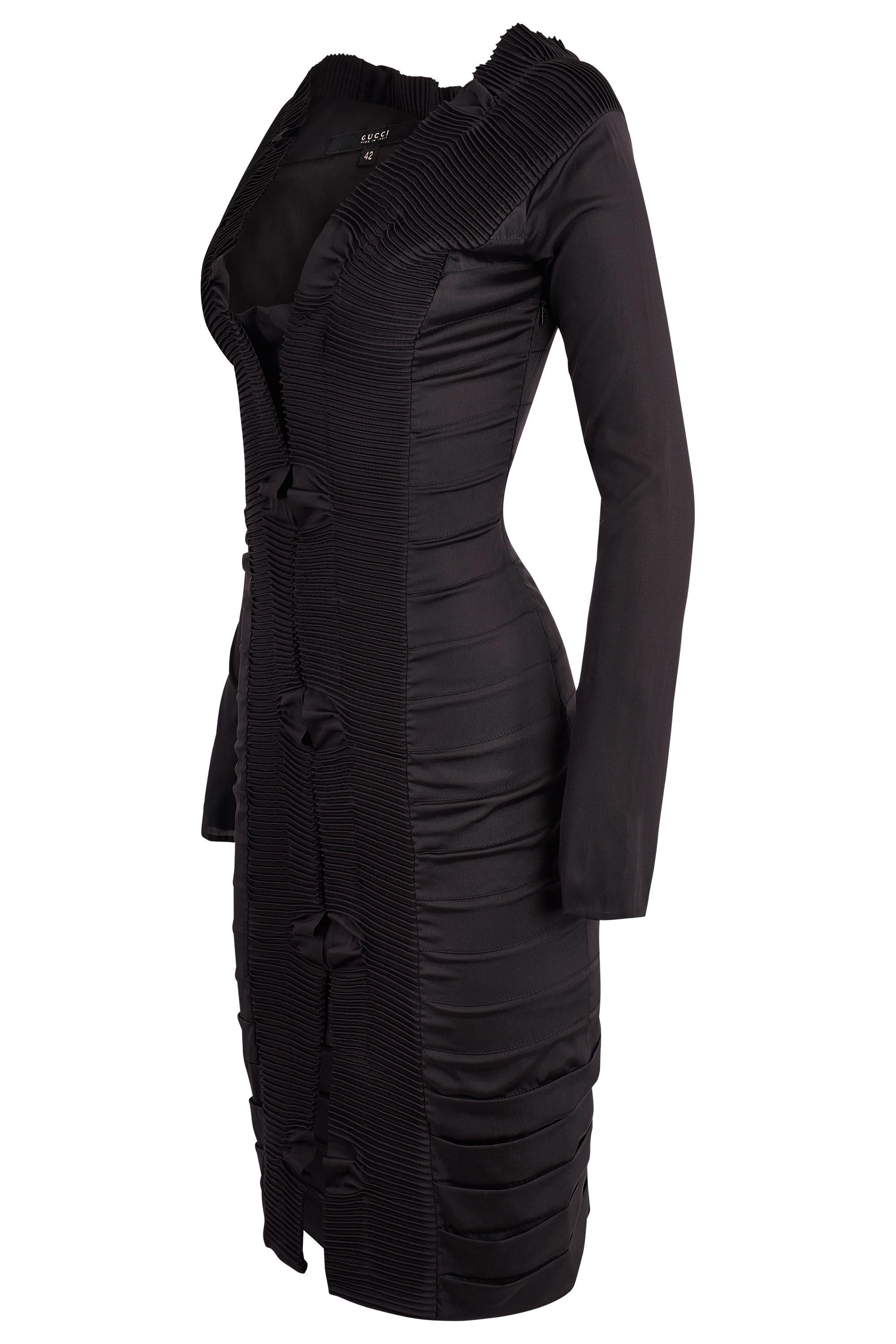 Vintage Gucci By Tom Ford F/W 2004 Laufsteg Seidenplissee-Kleid. Body aus schwarzer Seide, tiefer V-Ausschnitt mit Messerfalten. Lange Ärmel und taillierte Silhouette. Wird mit einem verdeckten Seitenreißverschluss geschlossen. In ausgezeichnetem