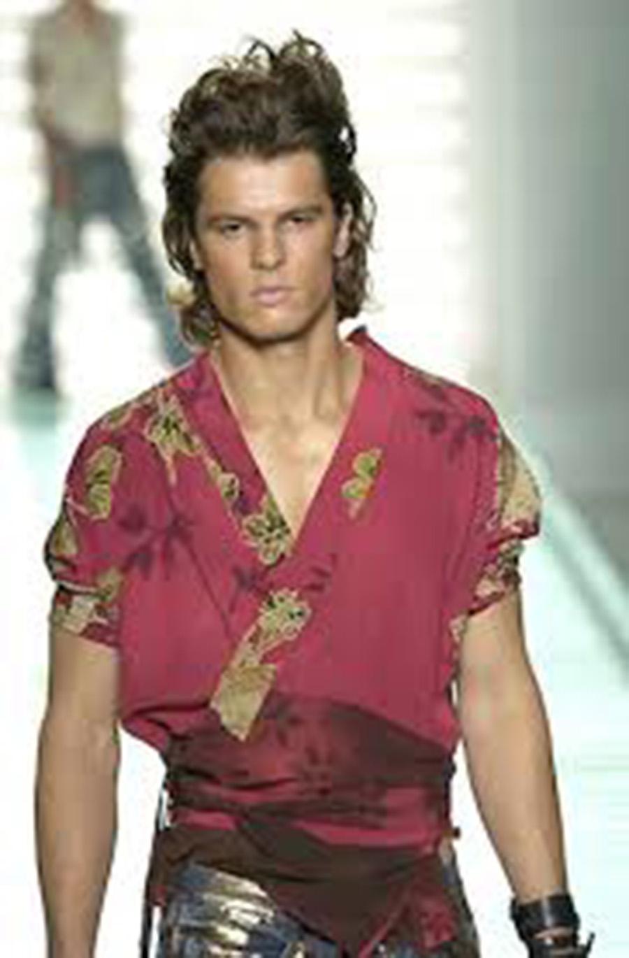 Vintage Gucci by Tom Ford S/S 2001 Floral Red Silk Kimono For Sale 2