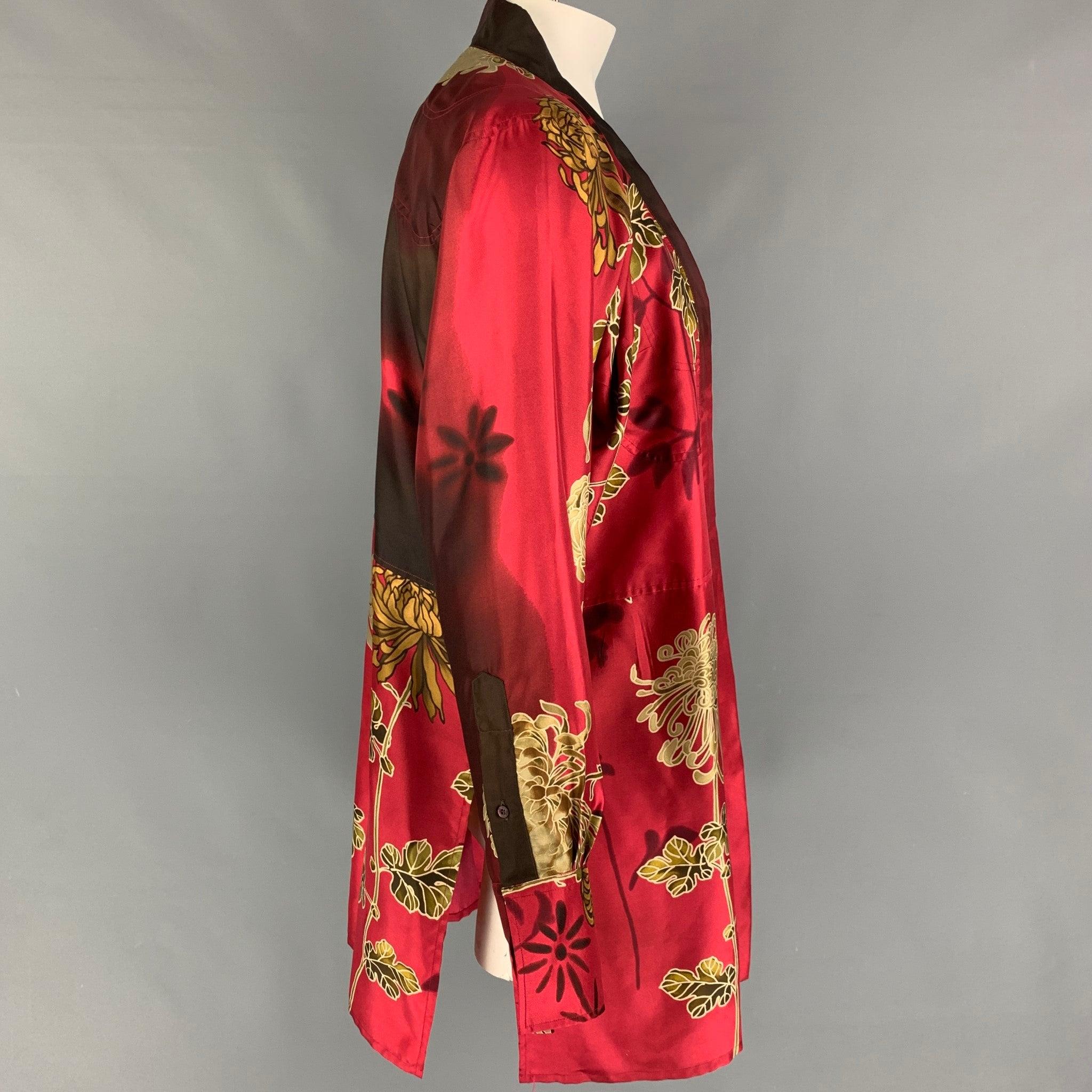 Vintage GUCCI by TOM FORD SS 2001 long sleeve shirt comes in a red & gold chrysanthemum floral print featuring a tunic style, buttoned cuffs, side slits, and a open front. Comes with tags. Made in Italy.
Very Good Pre-Owned Condition.  

Marked:  