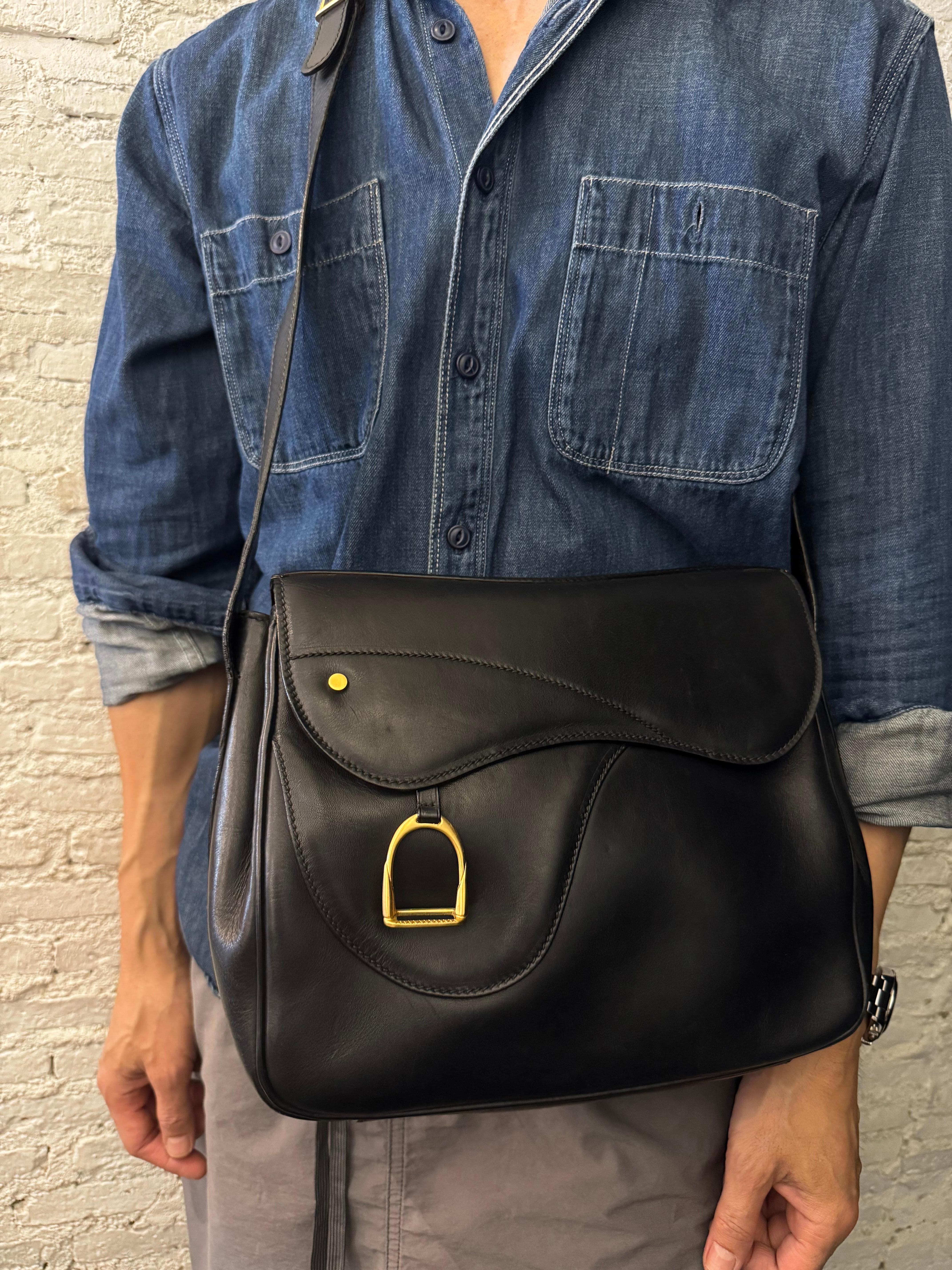 Vintage GUCCI Leather Calfskin Saddle Camera Bag Unisex Mens Black Bon état à Bangkok, TH