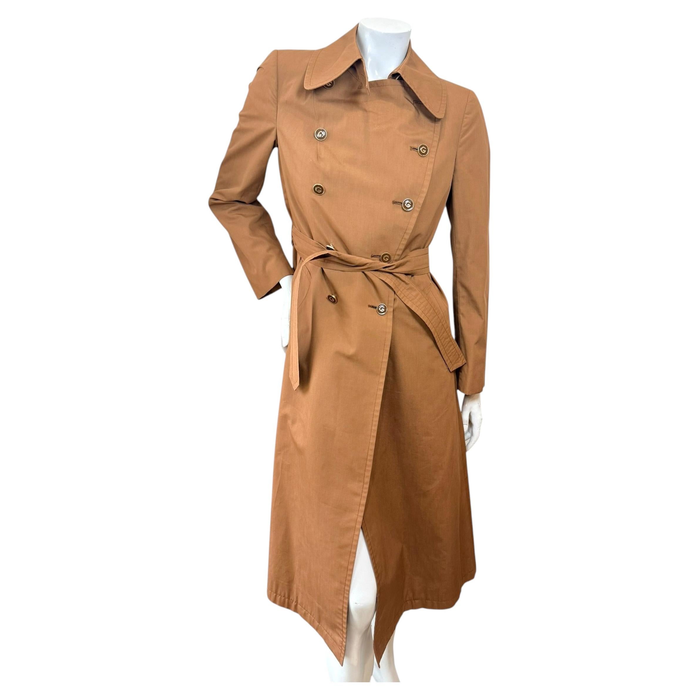 Vintage Gucci Abrigo Trench camel con cinturón y forro de seda ecuestre