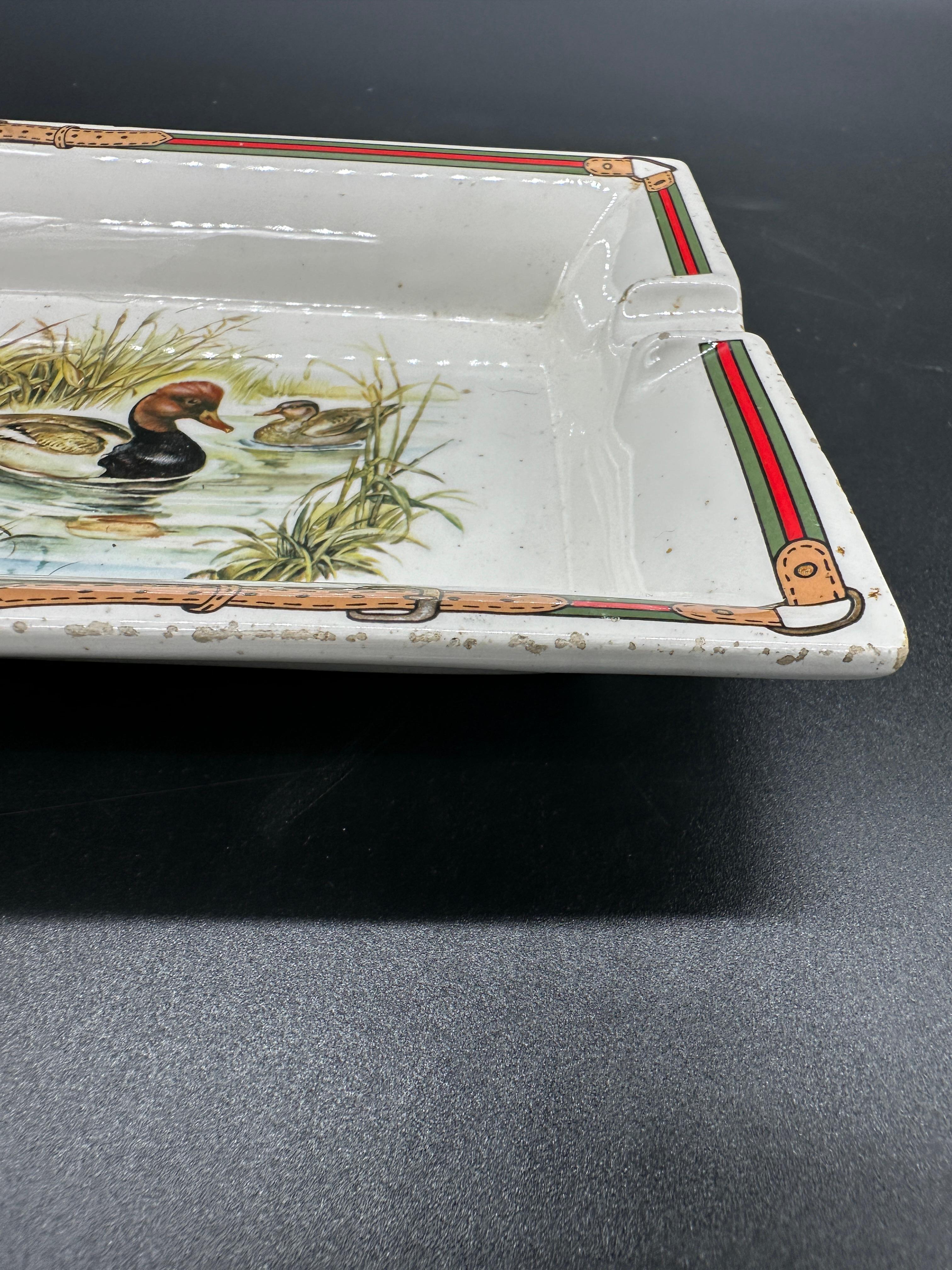 Cenicero vintage de cerámica italiana de los años 80 de Gucci, de diseño elegante y artesanía icónica.

