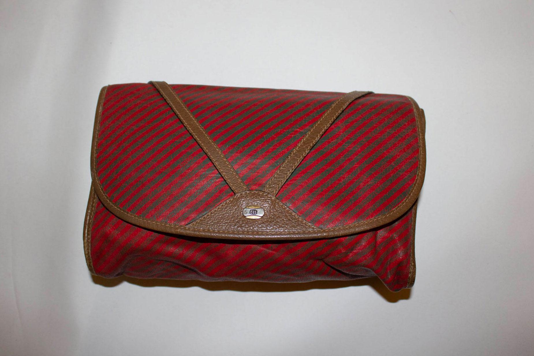 Vintage Gucci  Clutch Bag with Fold Over Front and Leather Detail In Good Condition For Sale In London, GB