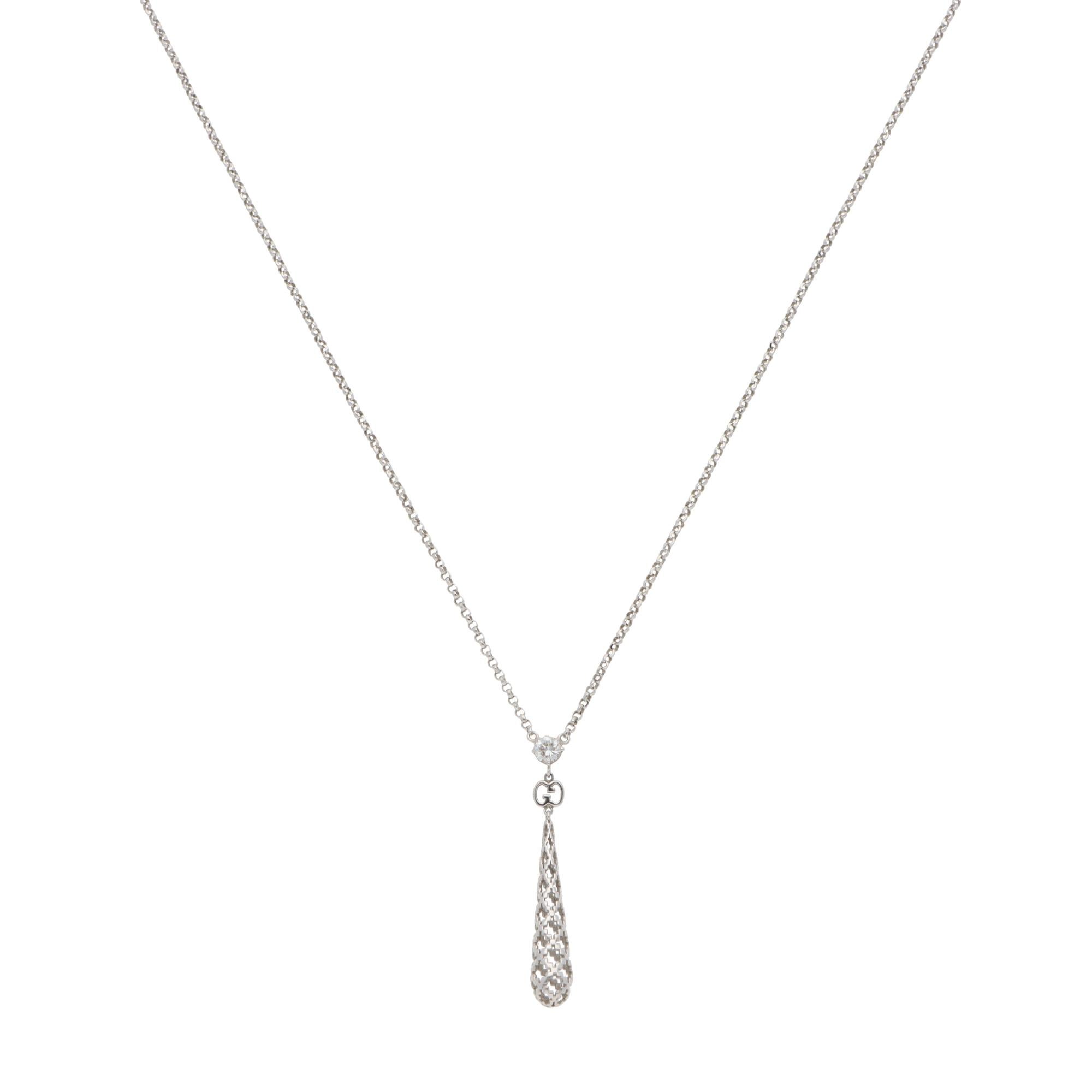 Un bellissimo vintage  Collana con pendente di diamanti Diamantissima di Gucci in oro bianco 18 carati.

La collana presenta uno spettacolare diamante rotondo con taglio a brillante, saldamente incastonato in una montatura a griffe, seguito dal logo